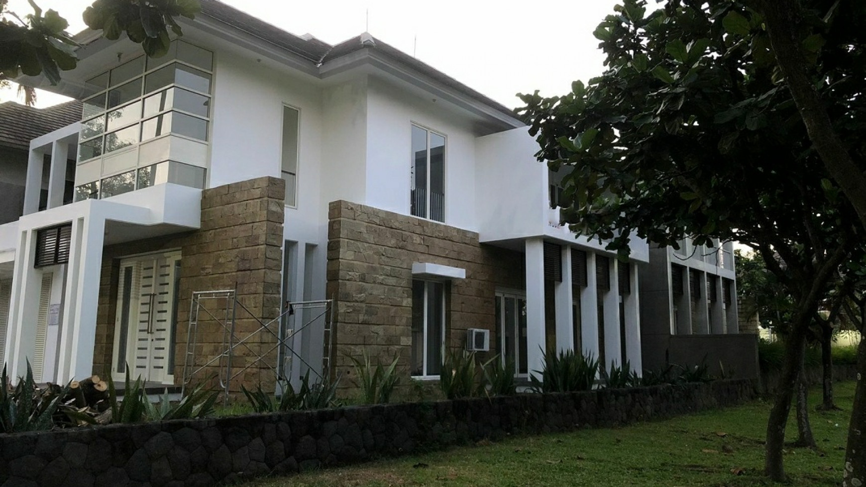 Dijual Rumah Diamond Hill Citraland Surabaya Barat- Modern 2 Lantai - SHM - Luas 368 m2 - Depan Taman Asri LUAS