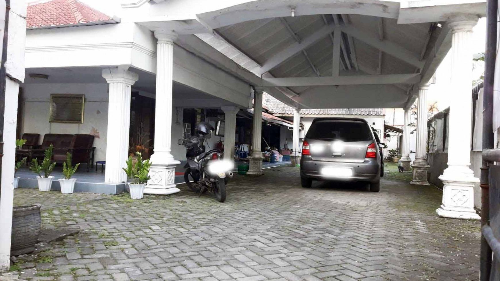 Rumah di Kendangsari YKP, strategis, halaman luas bisa untuk parkir 4-5 mobil