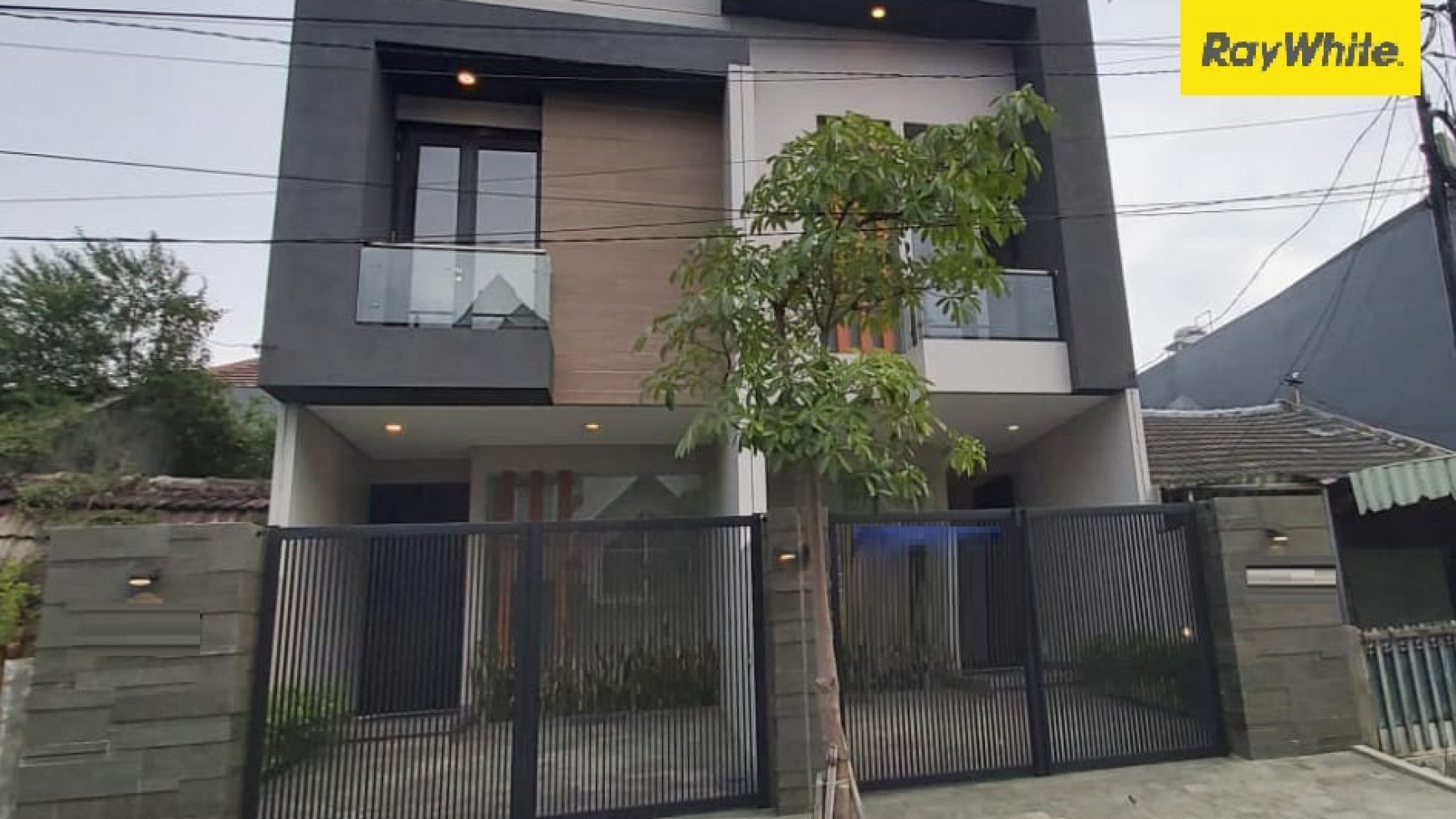 Dijual Rumah Mewah 2 lantai di Manyar Jaya, Surabaya