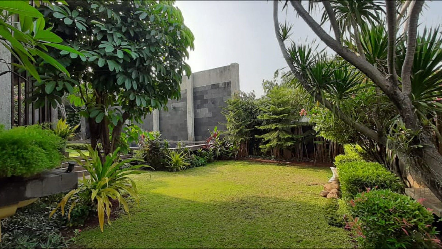 Rumah Cantik dan Asri di Pondok Indah