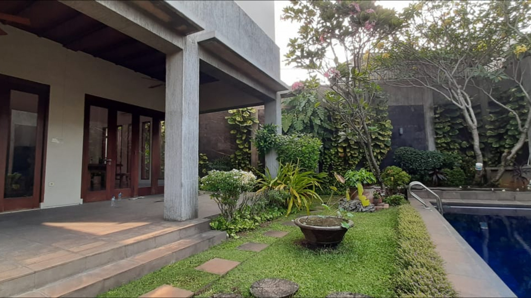 Rumah Cantik dan Asri di Pondok Indah