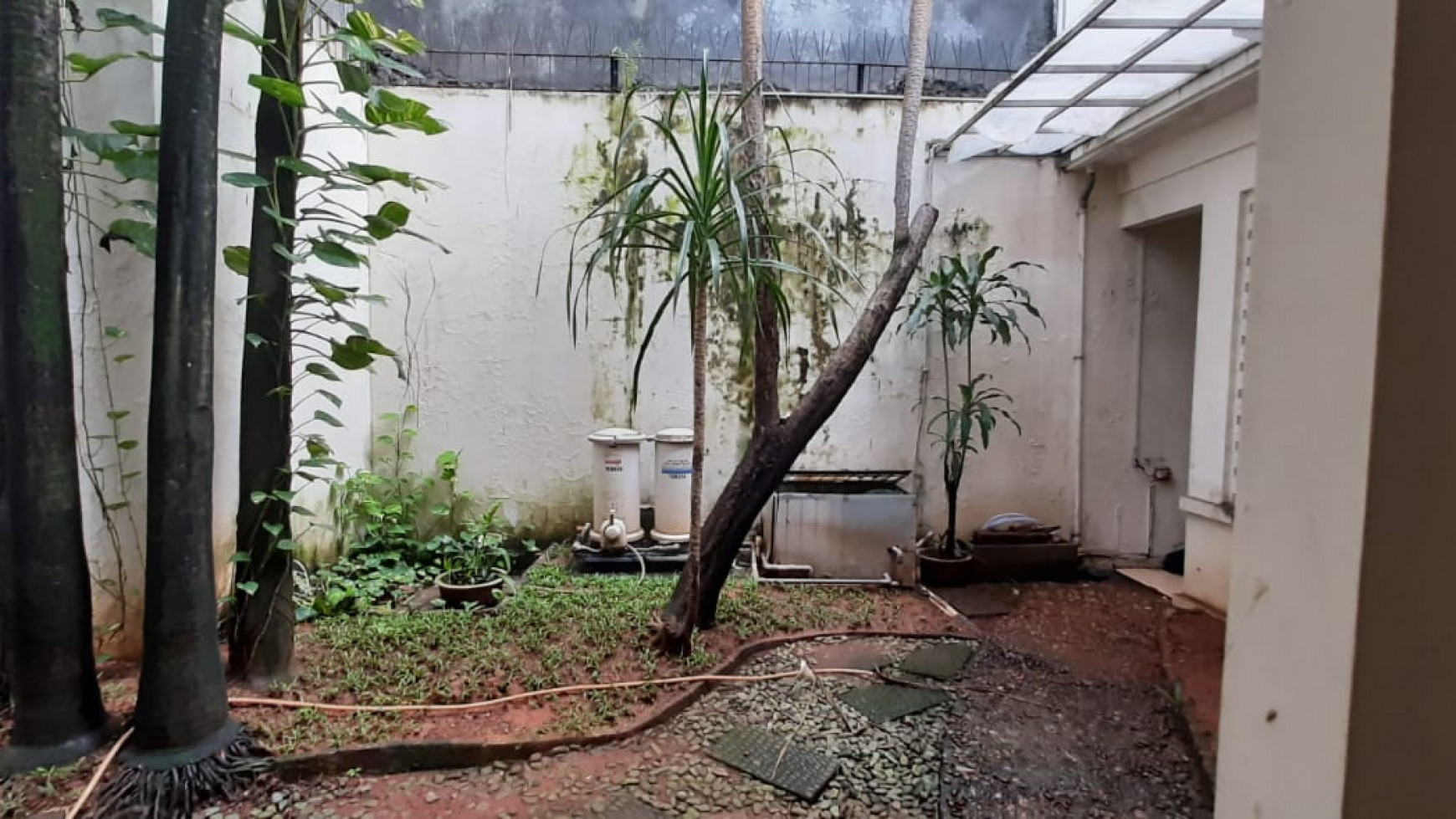 Rumah tua layak huni, Depan taman, di pemukiman yang tenang di Kebayoran Baru.