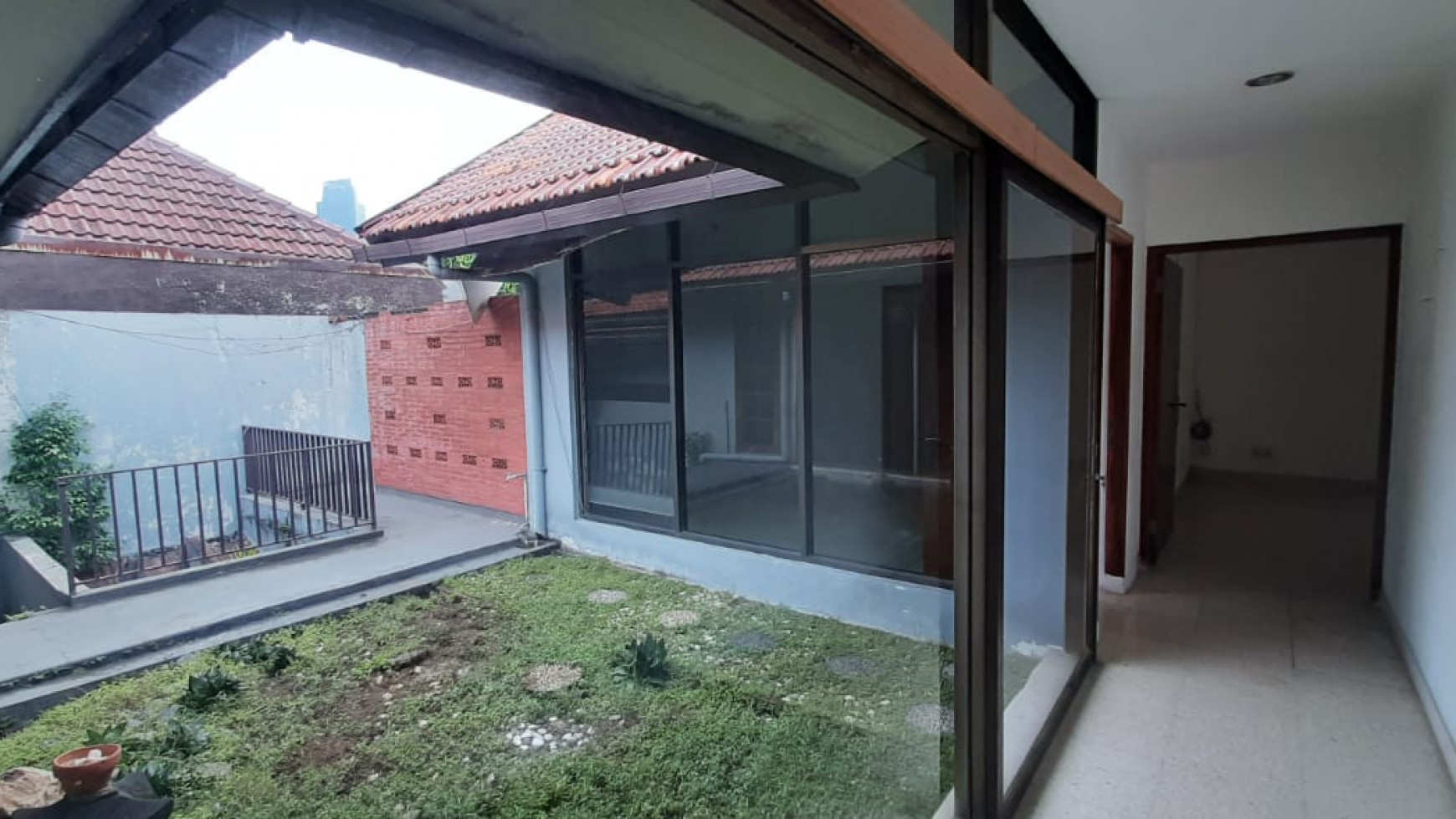 Rumah Tua di Lingkungan Perumahan yang tenang, Area DUBES asing