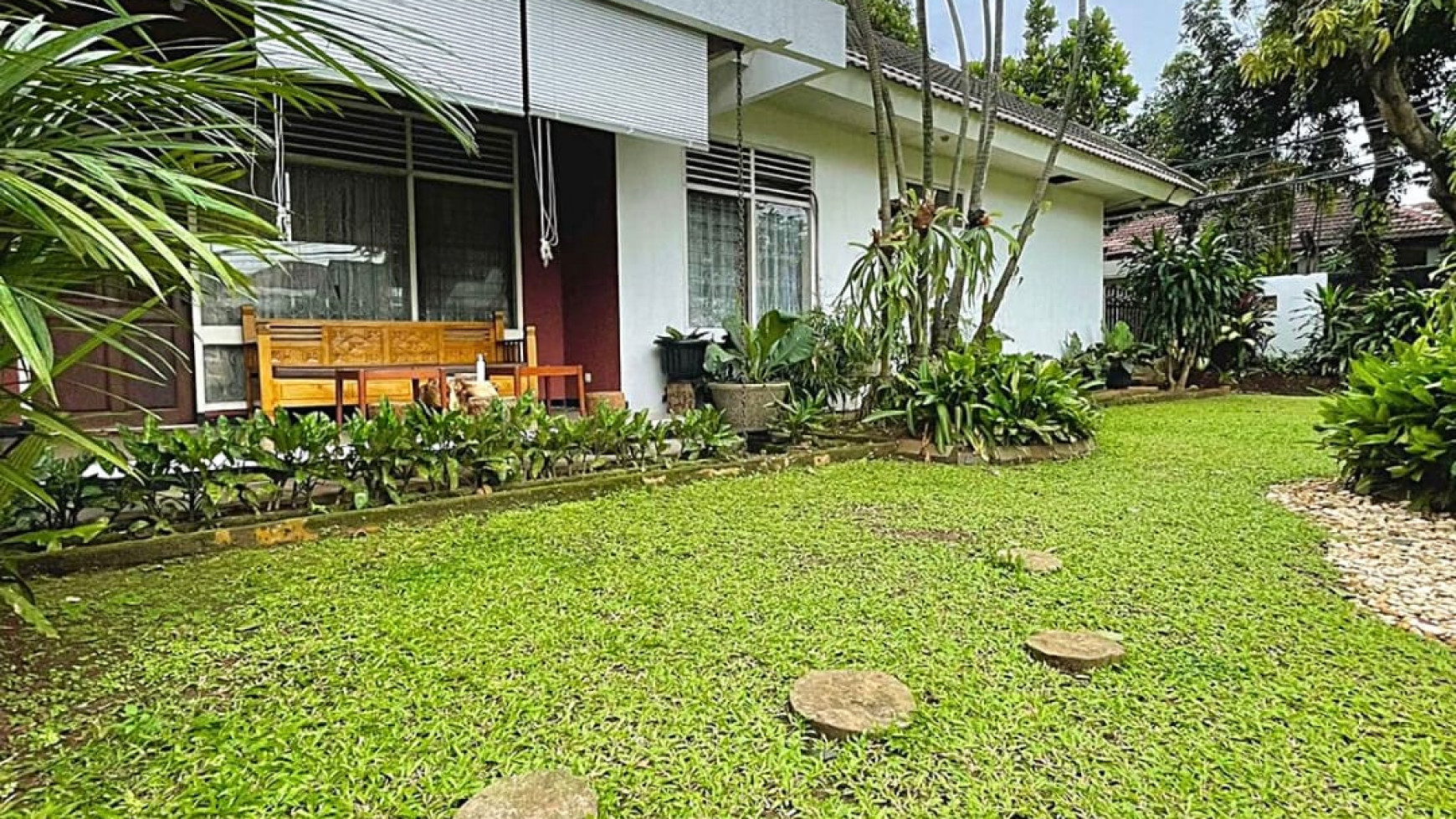 For Sale Rumah kolonial asri lokasi strategis dekat pondok indah 