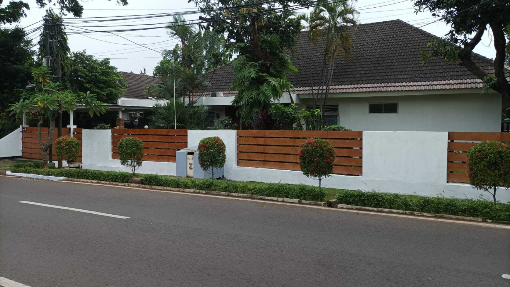 For Sale Rumah kolonial asri lokasi strategis dekat pondok indah 