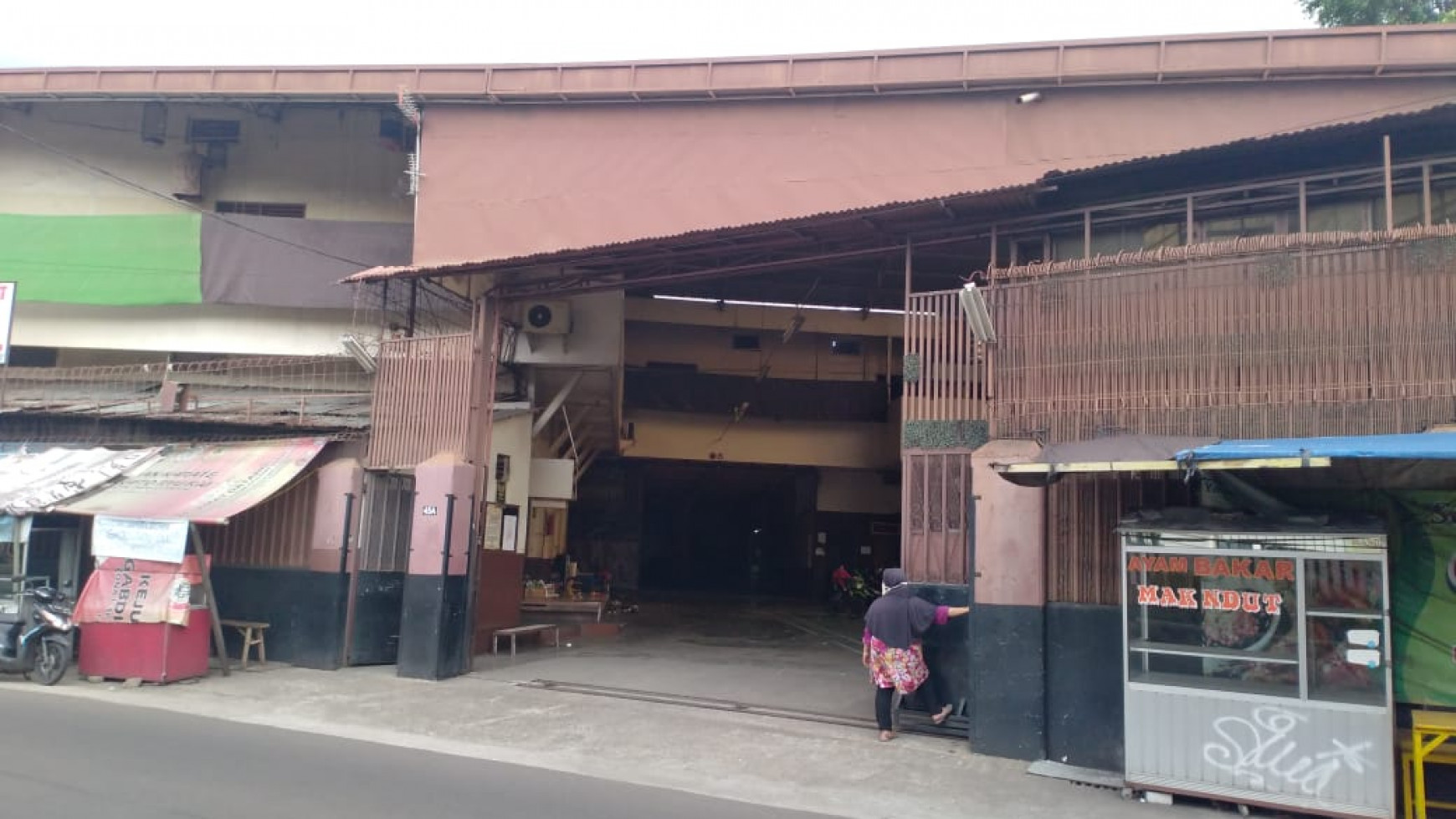 Gudang / Rumah Kost/mess Karyawan Tepi jalan besar