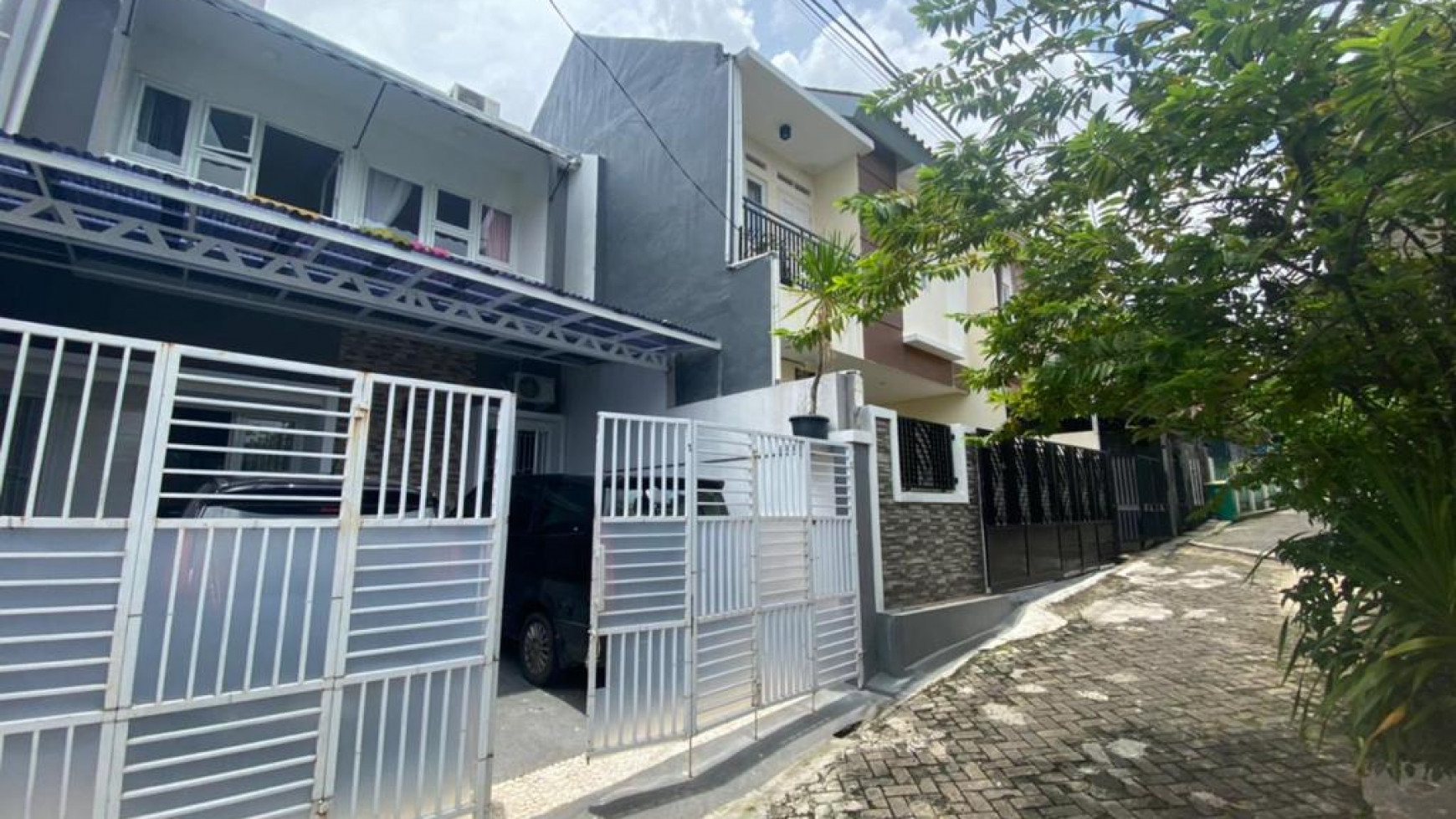 Rumah minimalist modern, bangunan tergolong baru. strategis !