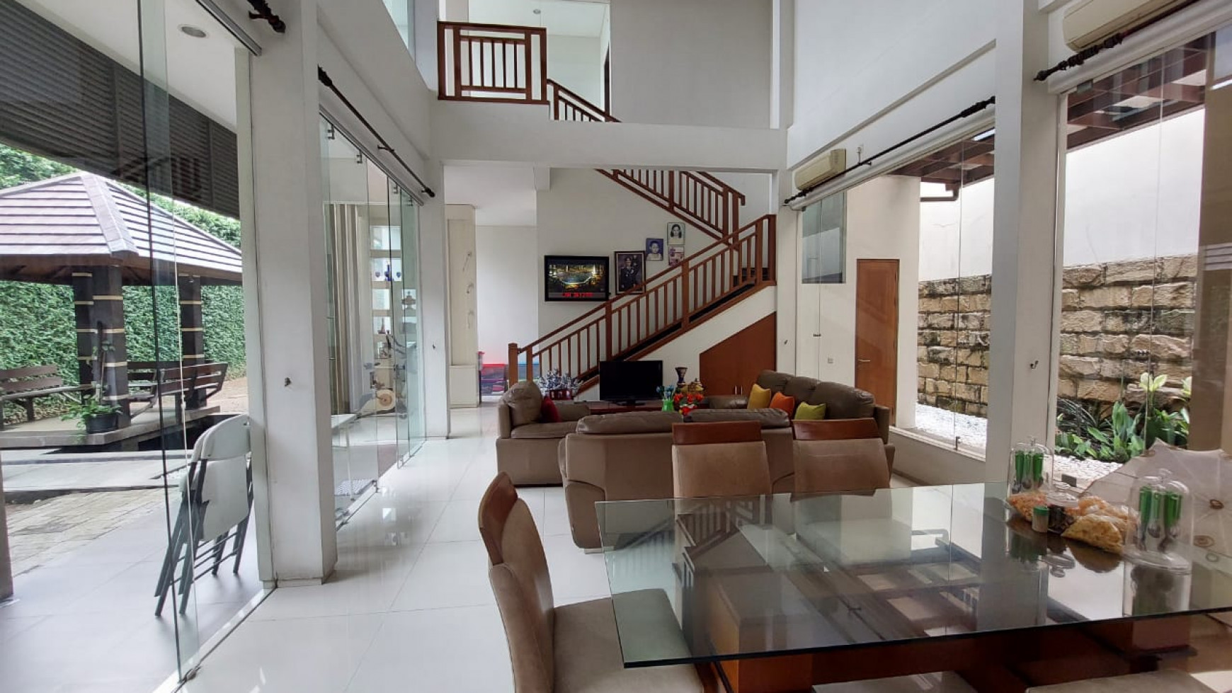 Dijual Rumah Luas Berasa Villa Royal Residence Surabaya Barat