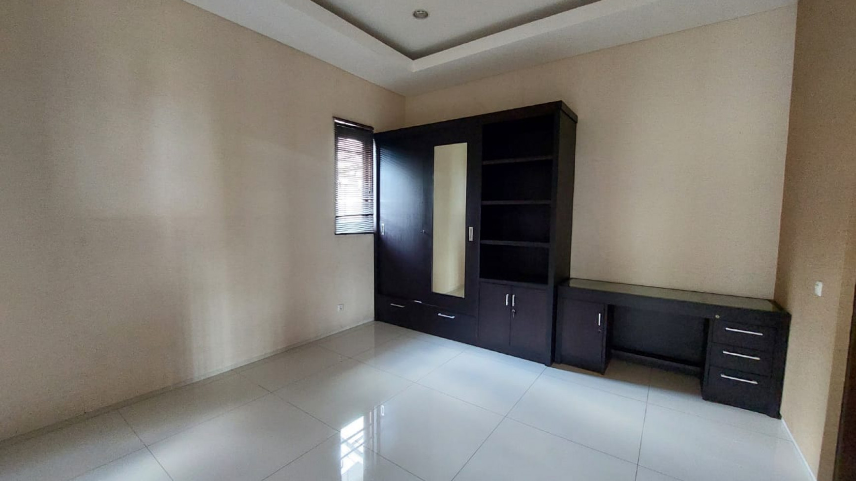 Dijual Rumah Luas Berasa Villa Royal Residence Surabaya Barat