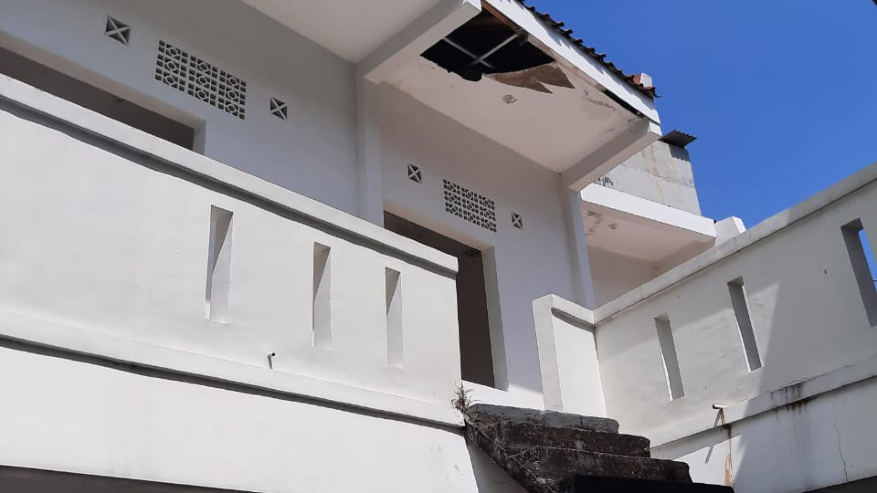 Dijual Hitung Tanah   Bangunan Depan  kondisi 50%  bangunan Belakang 3 Lantai total 50 Kamar kondisi 75%  Strategis di Jalan Gresik Malang  Cocok Dibangun Guest House ,Exclusive Kost, Kantor