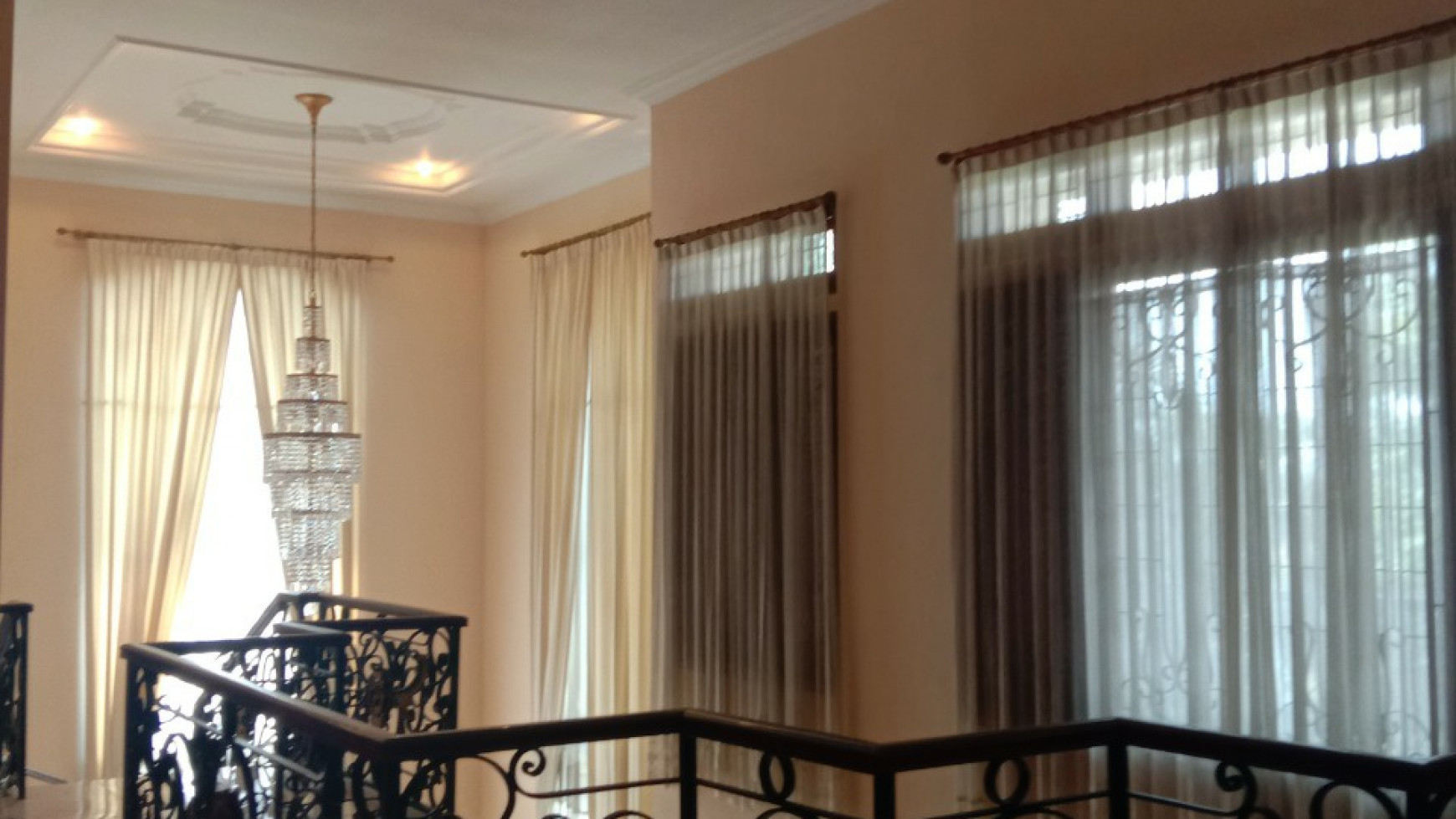 MuRAH 26jt-an/m2 Rumah Graha Famili Surabaya Barat- View Taman Asri Luas - Luas 653 m2 - HGB - Negotiable