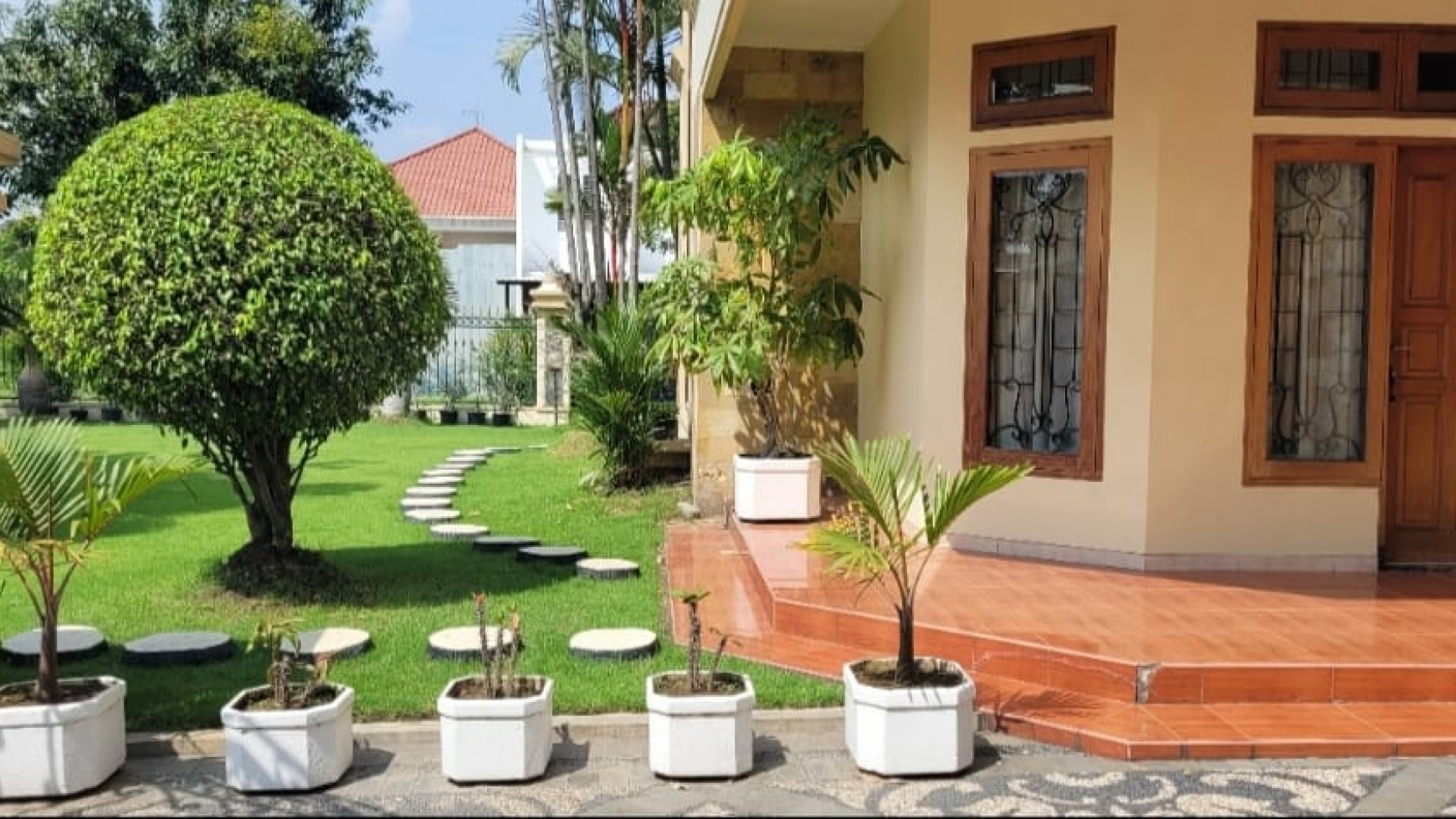 MuRAH 26jt-an/m2 Rumah Graha Famili Surabaya Barat- View Taman Asri Luas - Luas 653 m2 - HGB - Negotiable