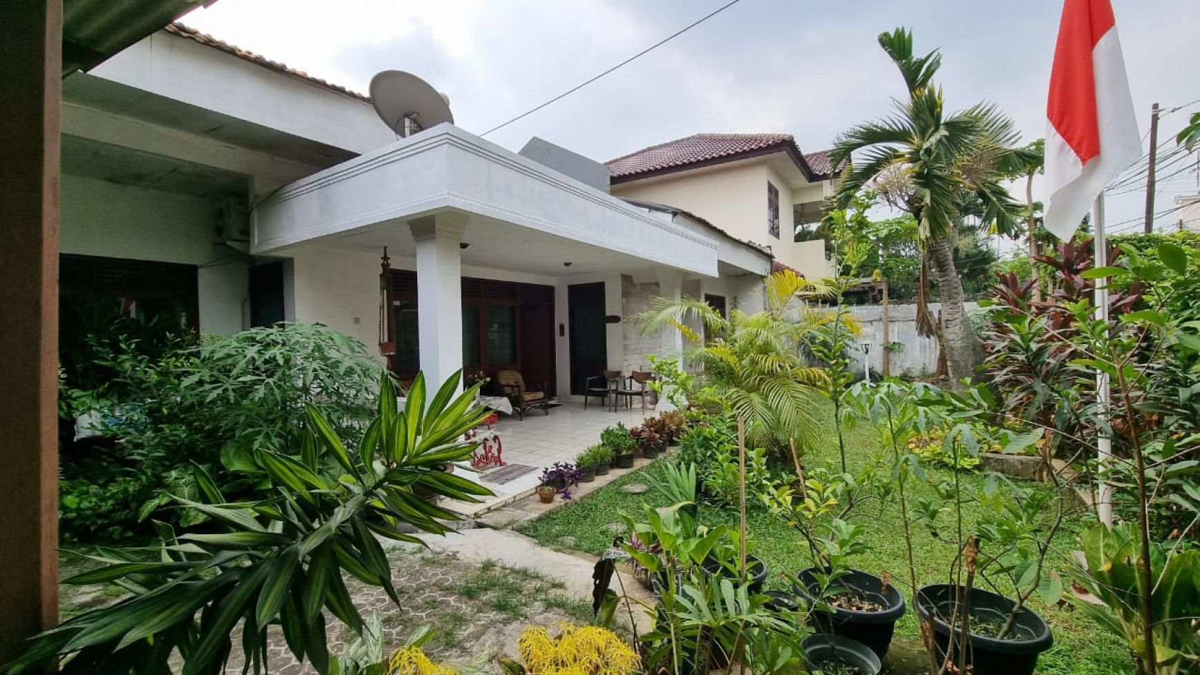 Rumah Tua dengan Bangunan Kokoh dan Dekat Jalan Utama @Jl Kesehatan, Bintaro