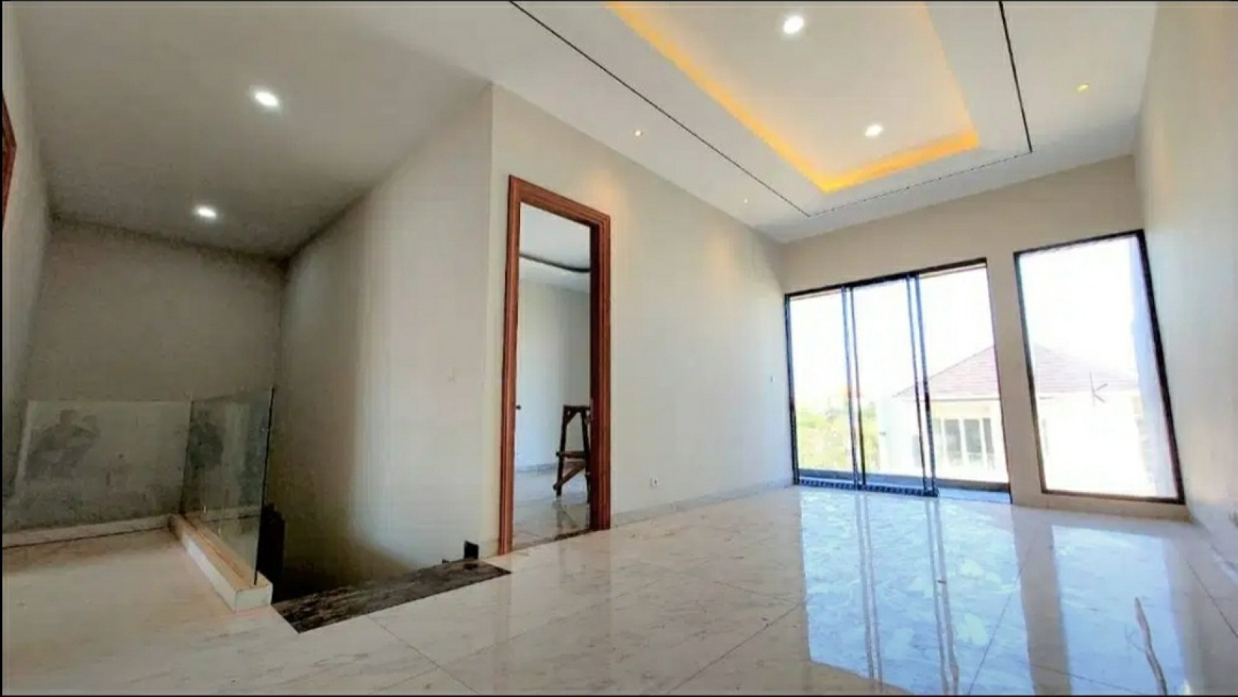 Dijual Rumah Eastwood - Woodland Citraland Surabaya Barat- New SMART HOME Technology- VOICE Command- Split level 2,5 Lantai