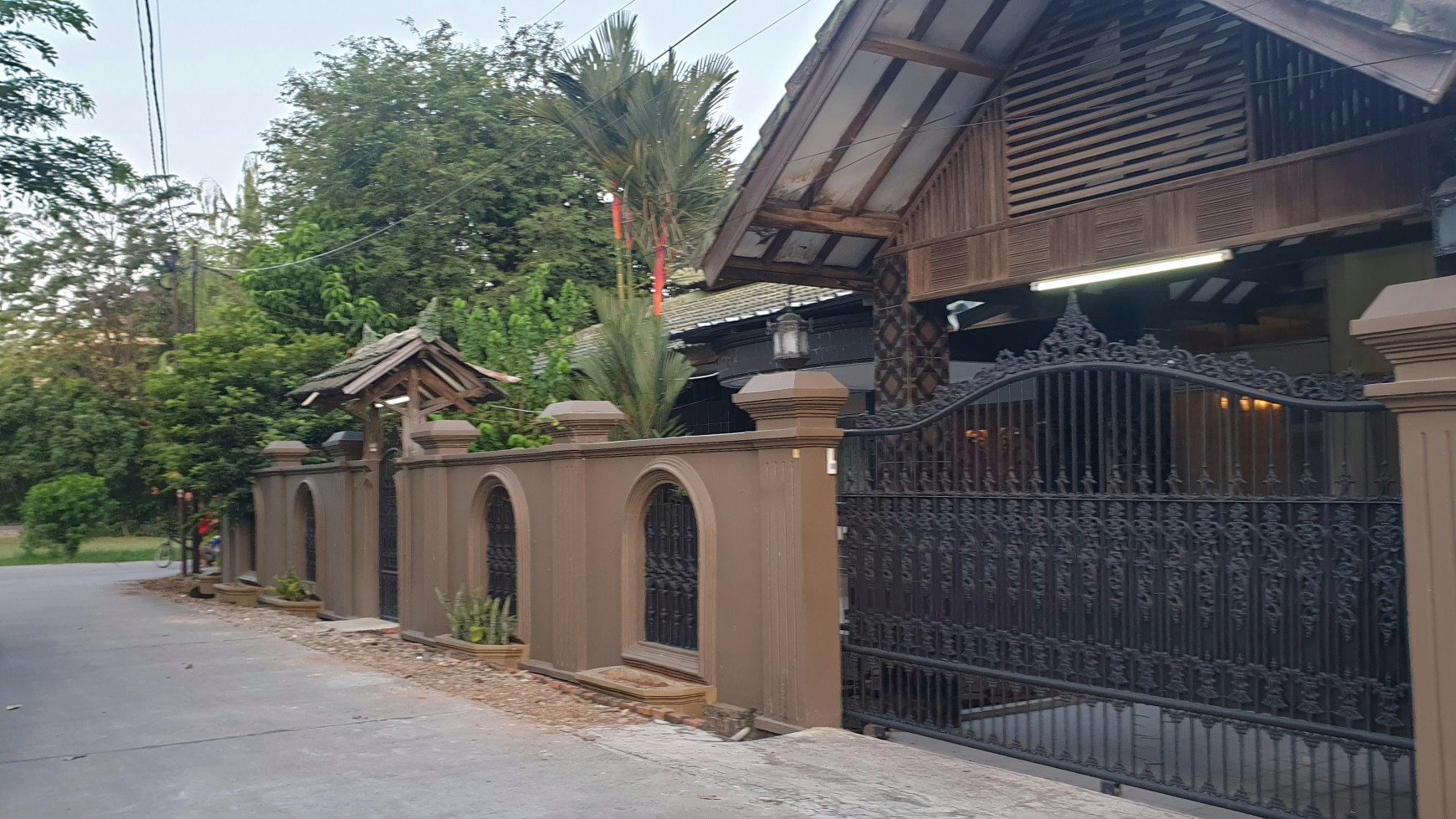 Super Bagus Rumah Hoek komplek Nyaman Hub: 0817 0120 620