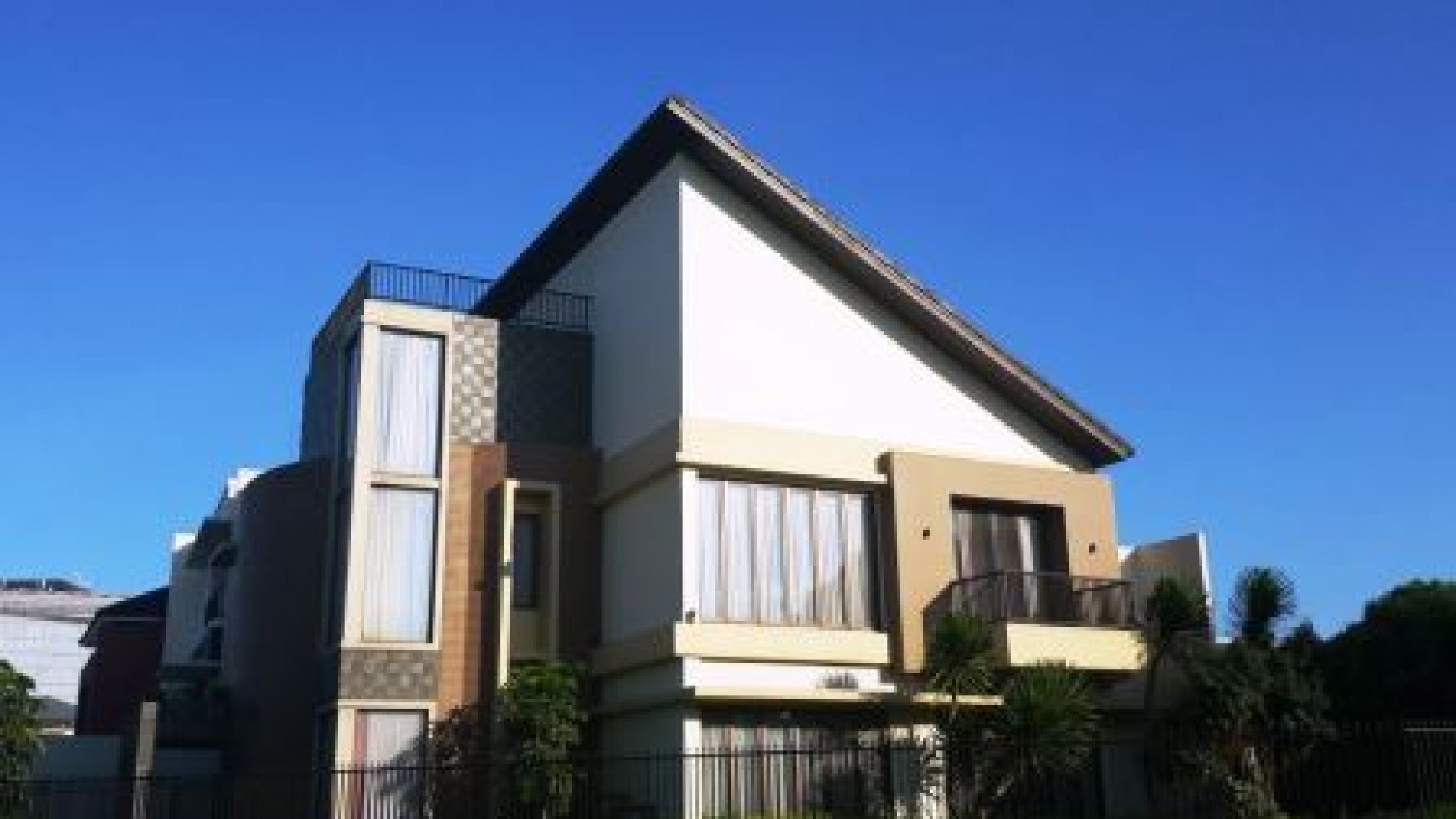 RUMAH MEWAH MINIMALIST DALAM KOMPLEK GADING SERPONG TANGERANG