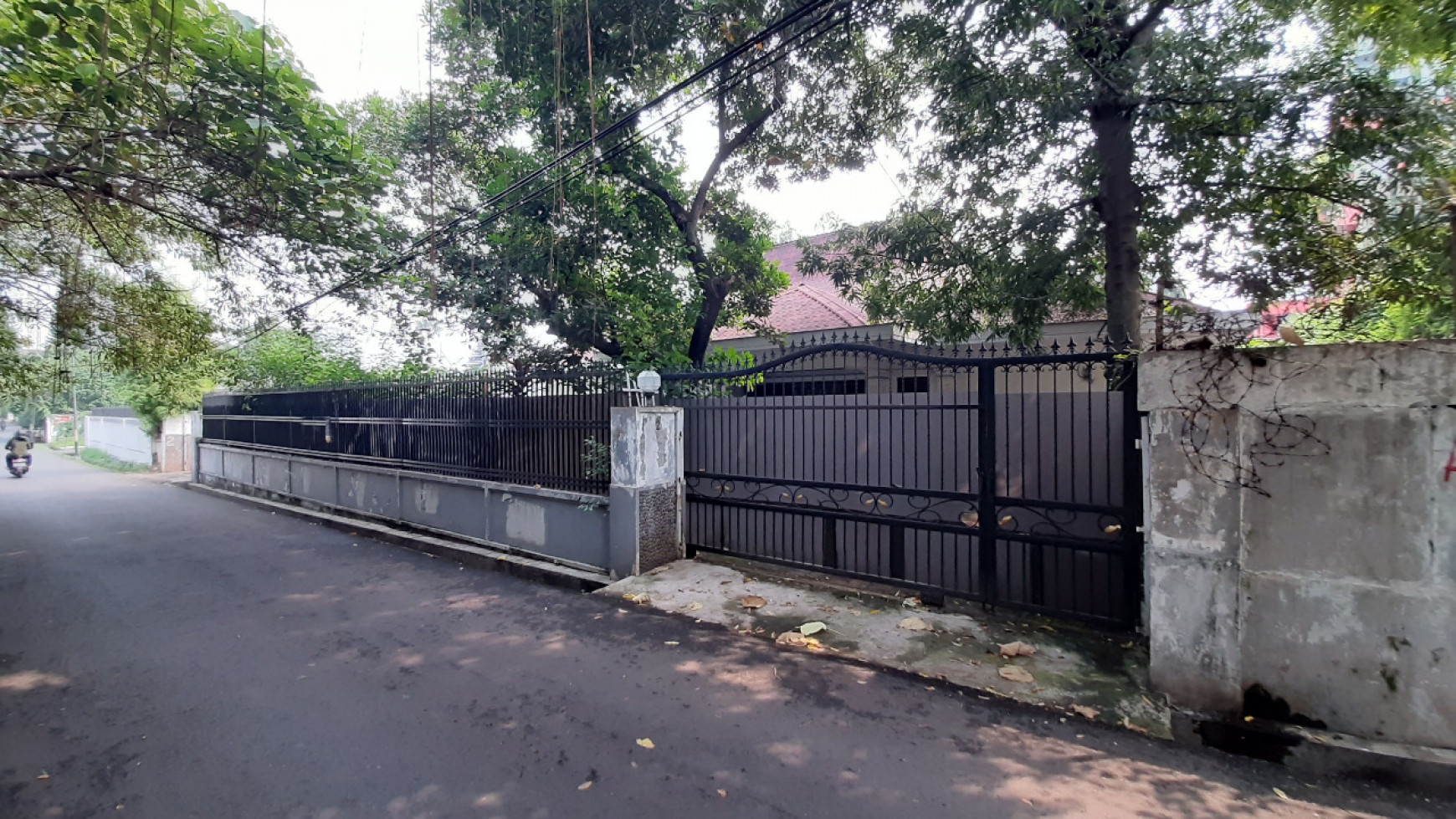 Dijual Tanah bonus Rumah Besar area Kemang Bebas Banjir