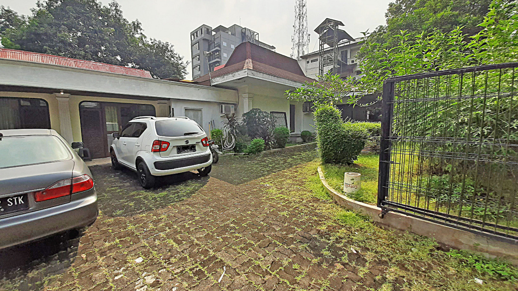 Dijual Tanah bonus Rumah Besar area Kemang Bebas Banjir