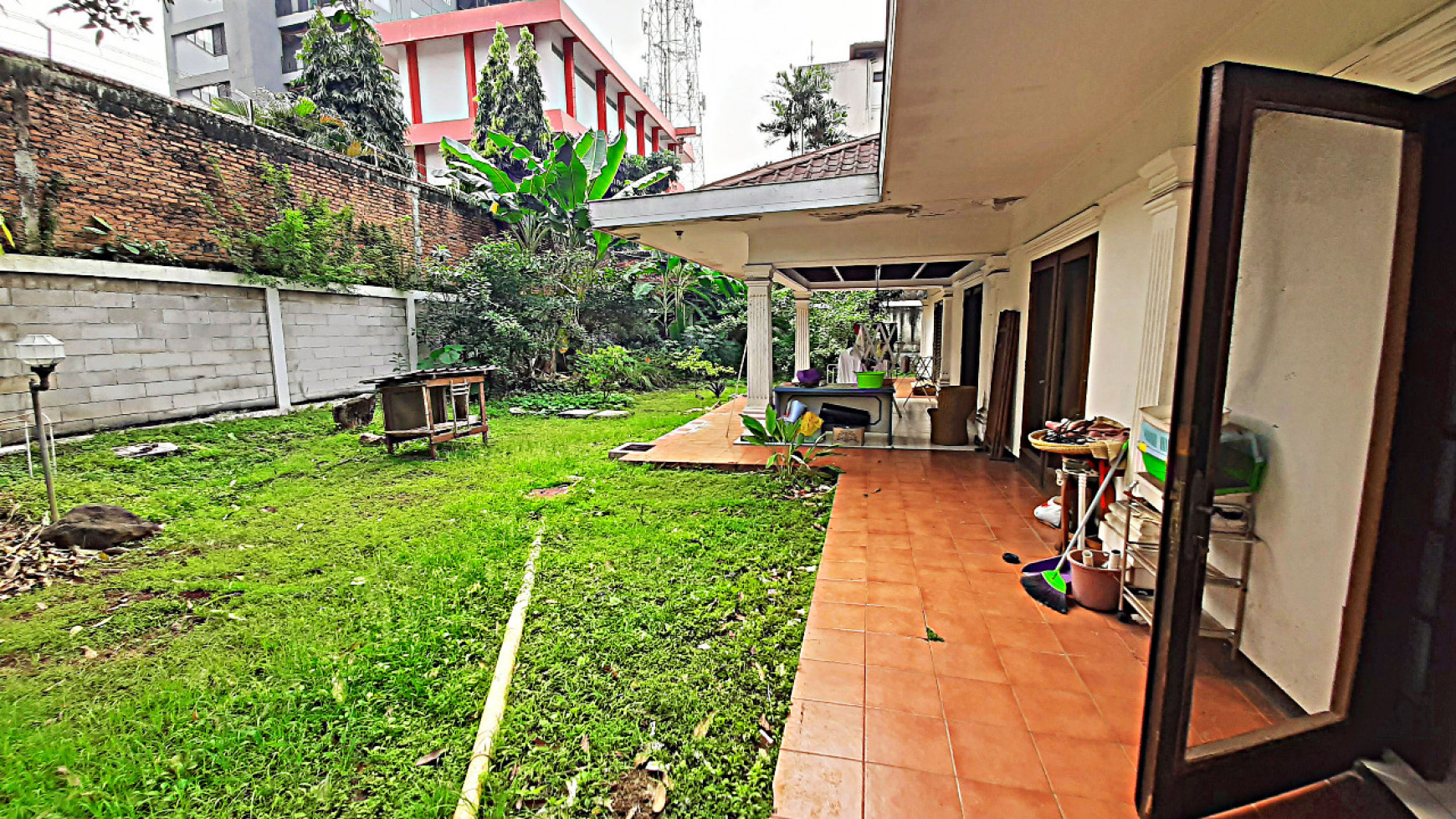 Dijual Tanah bonus Rumah Besar area Kemang Bebas Banjir