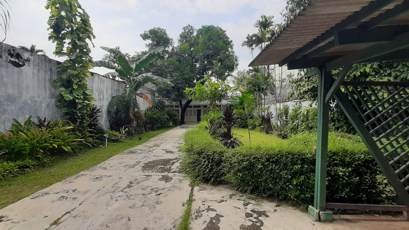 Dijual rumah hitung tanah lokasi elite Kemang V bebas banjir