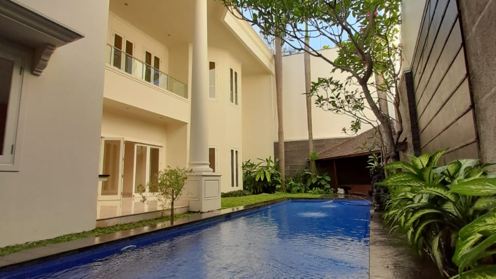 RUMAH CLASSIC NAN MEGAH LINGKUNGAN ADEM DEKAT BUKIT GOLF PONDOK INDAH 