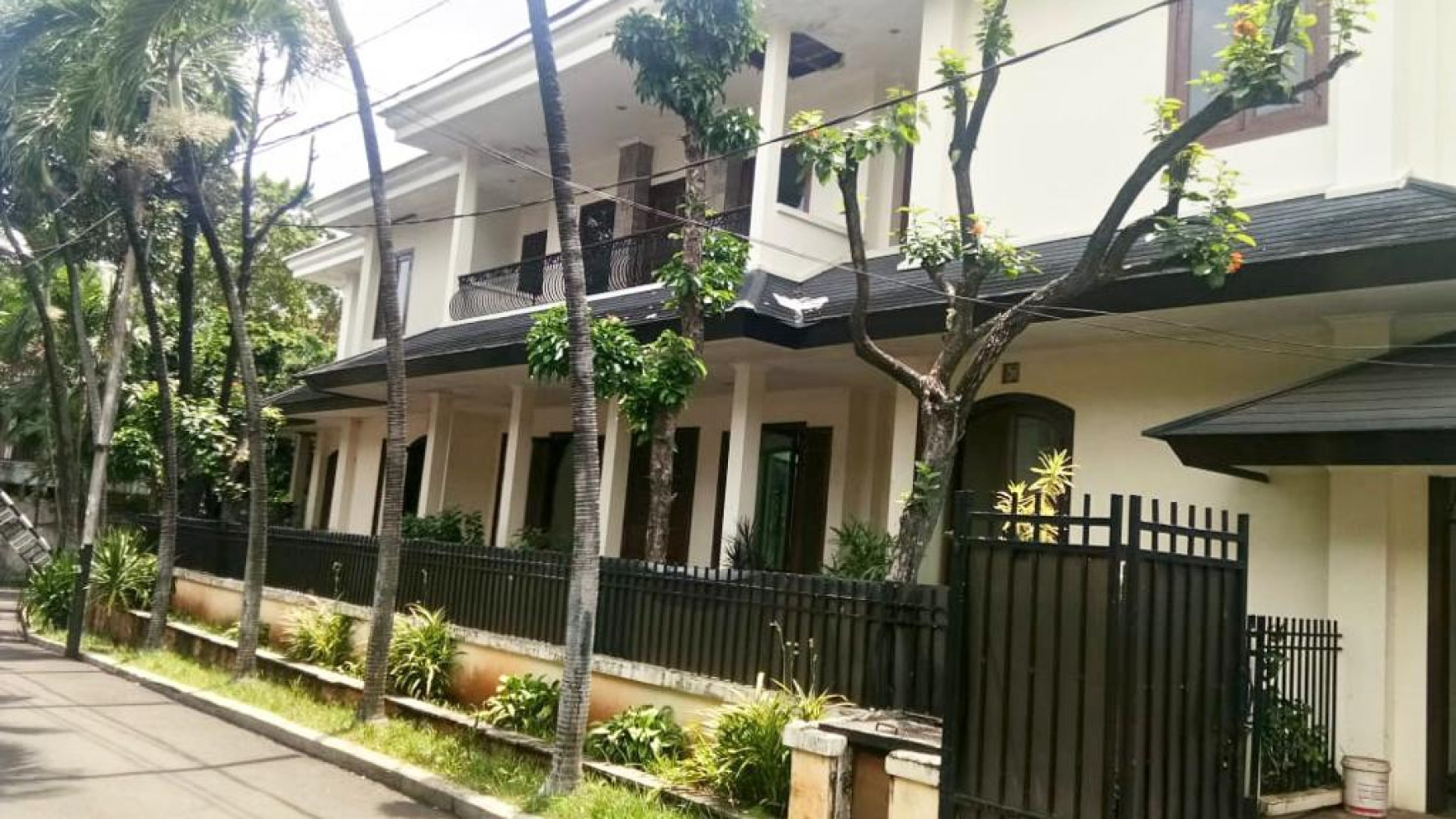 Rumah  2 lantai area taman patra kuningan