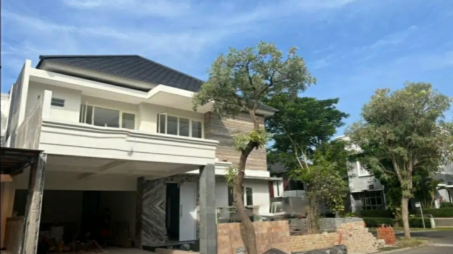 Dijual Rumah The Prambanan Residence Surabaya Barat - Luas 344 m2 - PRIVATE Balkony - View Taman LUAS dekat Pakuwon Mall, PTC , Supermall