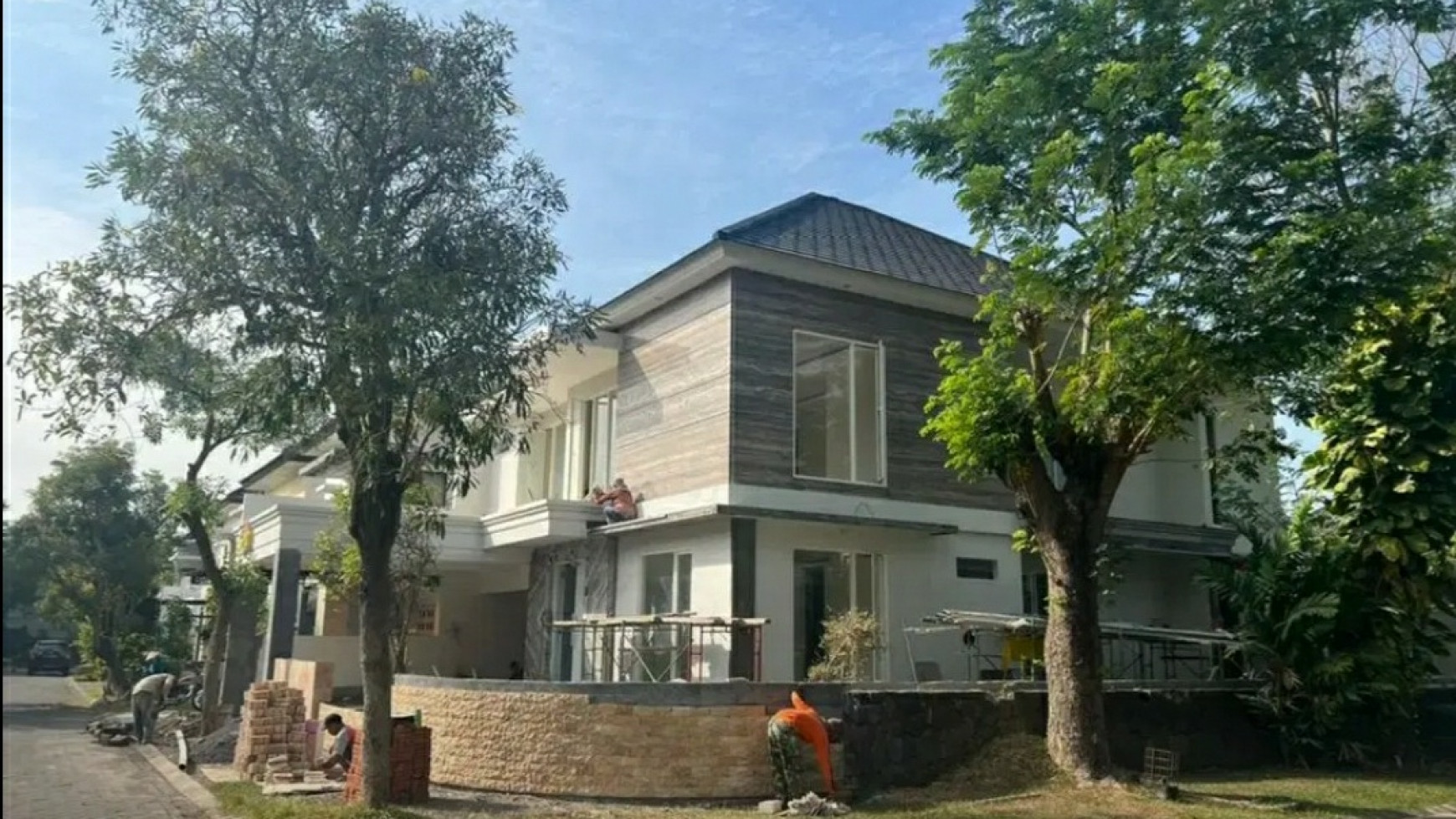 Dijual Rumah The Prambanan Residence Surabaya Barat - Luas 344 m2 - PRIVATE Balkony - View Taman LUAS dekat Pakuwon Mall, PTC , Supermall