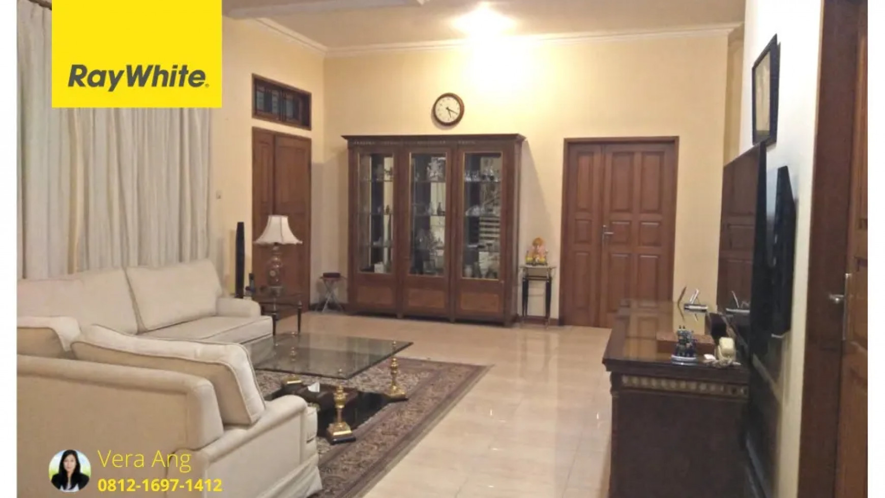 Dijual Rumah Mewah  Graha Famili Surabaya 2 Lantai Semi Furnished