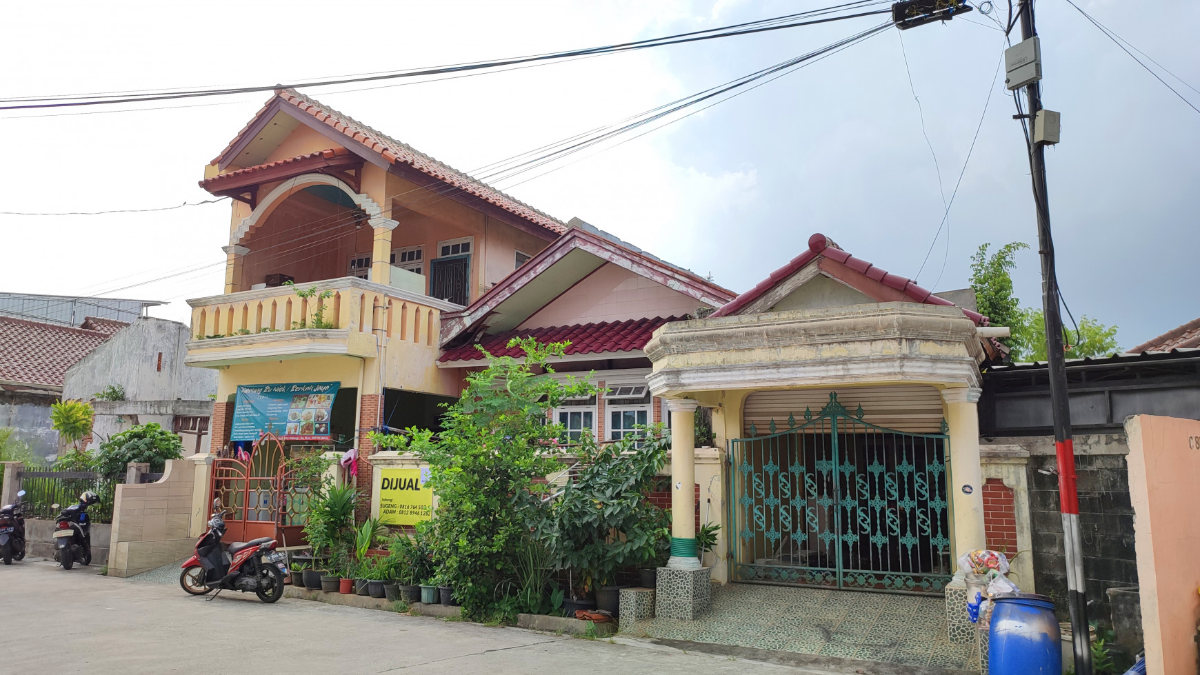 Rumah besar lokasi strategis dalam komplek koperasi di Cimanggis