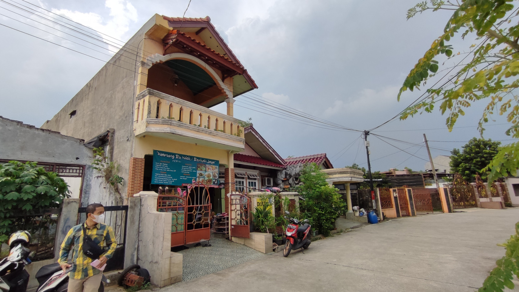 Rumah besar lokasi strategis dalam komplek koperasi di Cimanggis