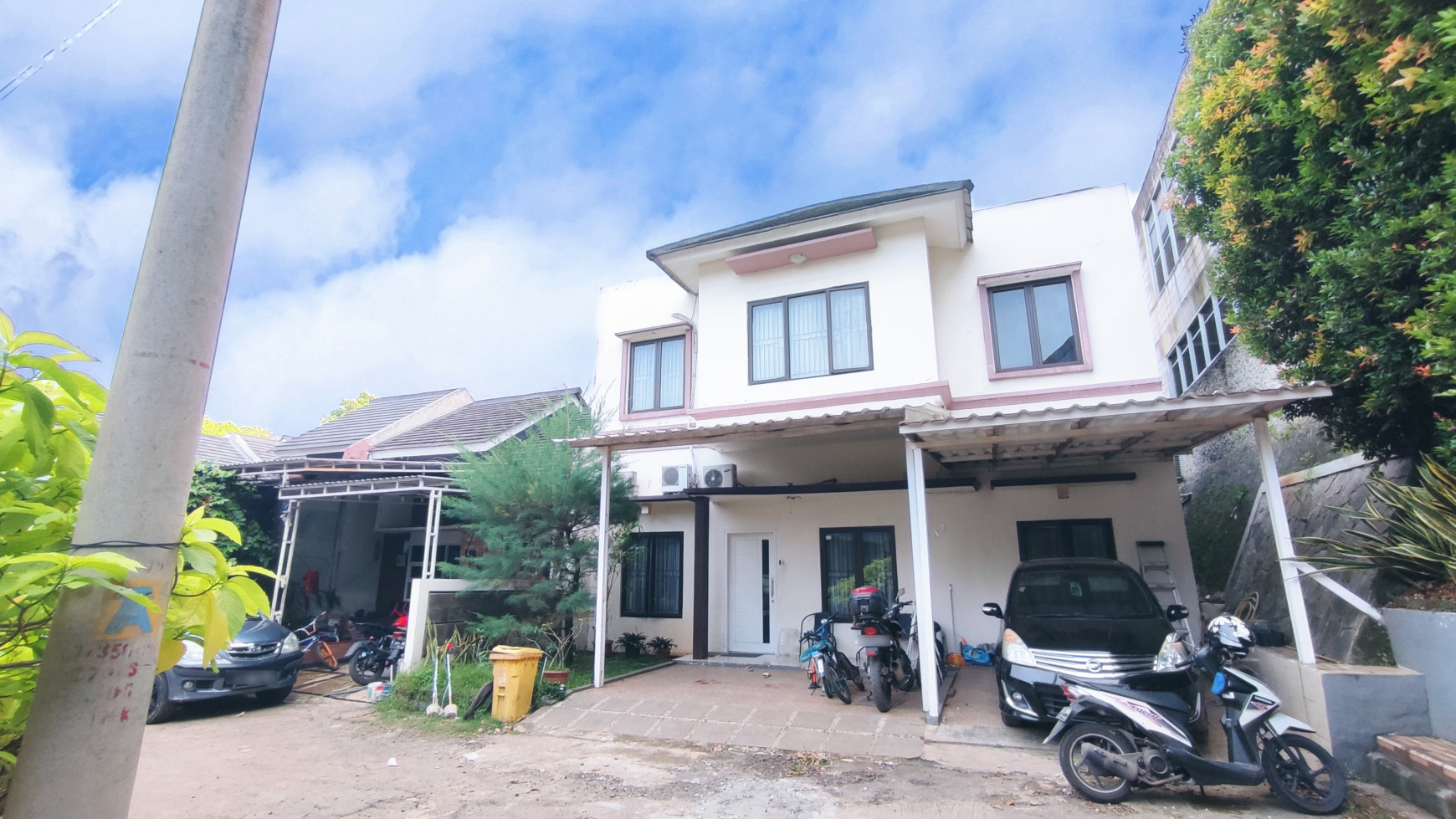 Rumah besar dalam komplek di Serua, Sawangan