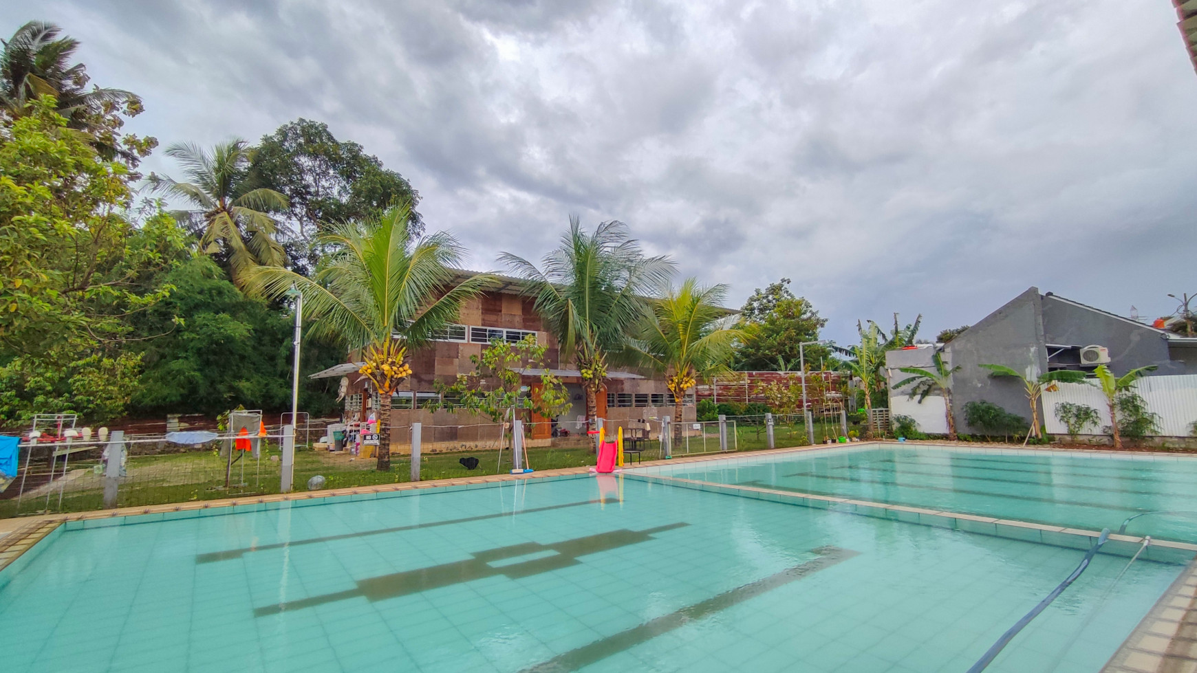 Villa dan kolam renang di Tanah 1897 m2