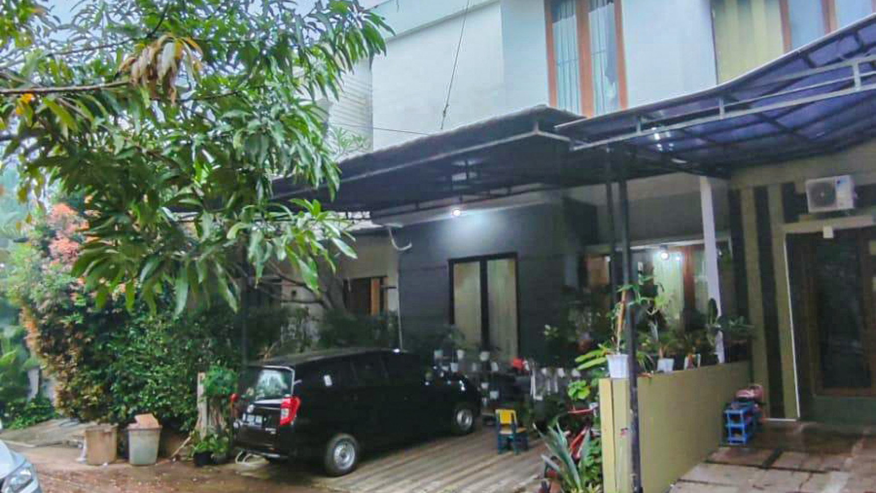 Rumah megah dalam cluster di Cirendeu