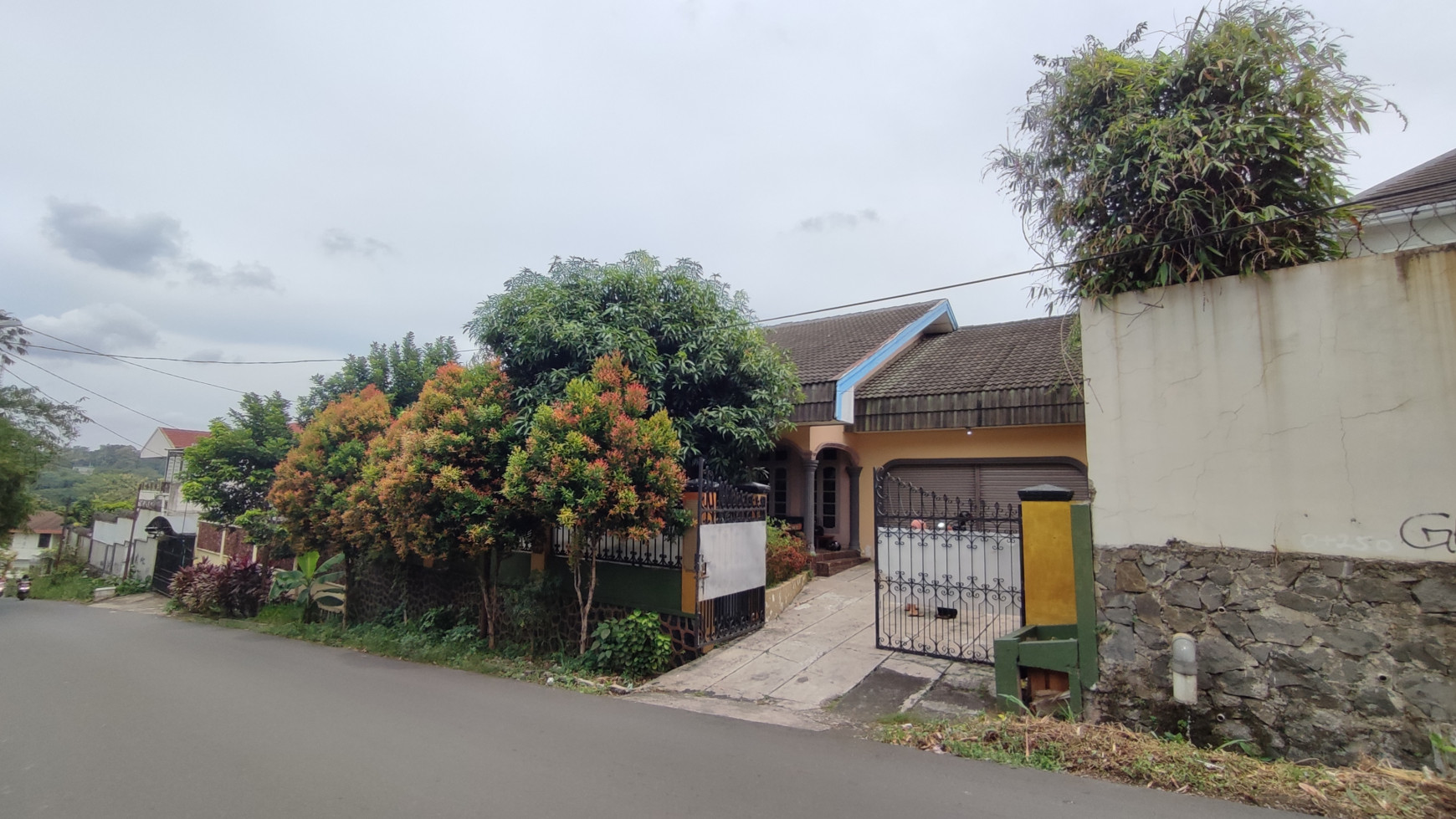 Rumah hitang tanah jalan utama Cinere