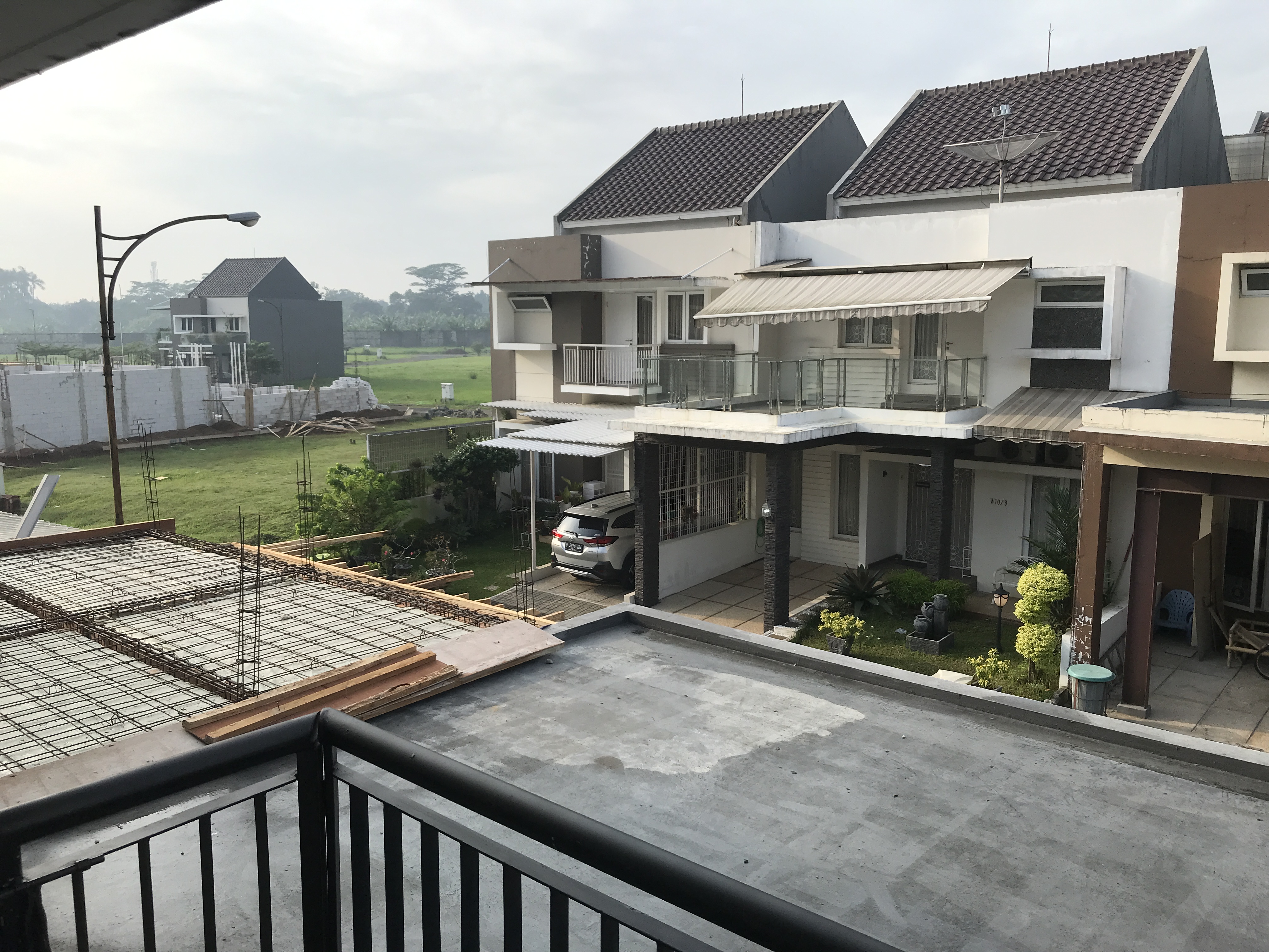 Rumah cantik siap huni di Rafless Hills cibubur