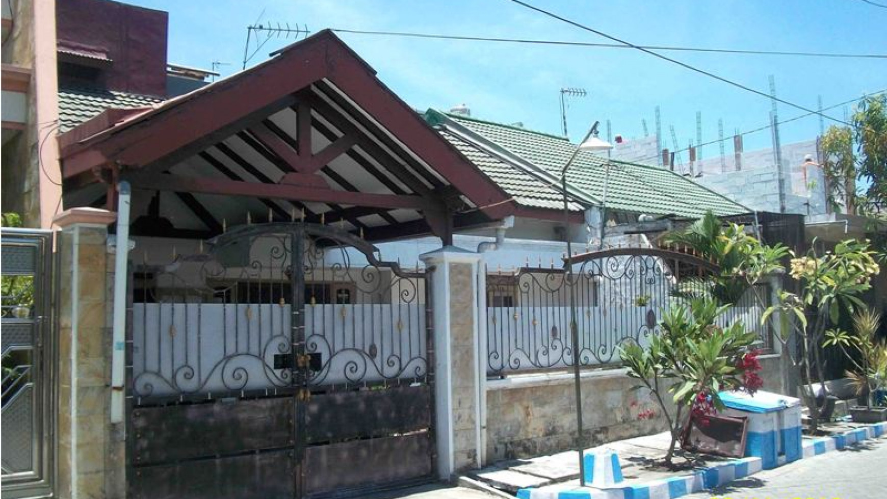 Jual Rumah 1.5 Lantai, Bagus + Terawat, Row Jalan depan Lebar + Paving, Siap Huni - LS -