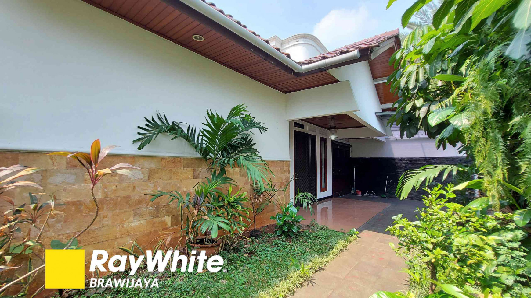 RUMAH DI JALAN BANGKA VIII, SEMI FURNISHED, PRIVATE POOL, 3 BEDROOMS