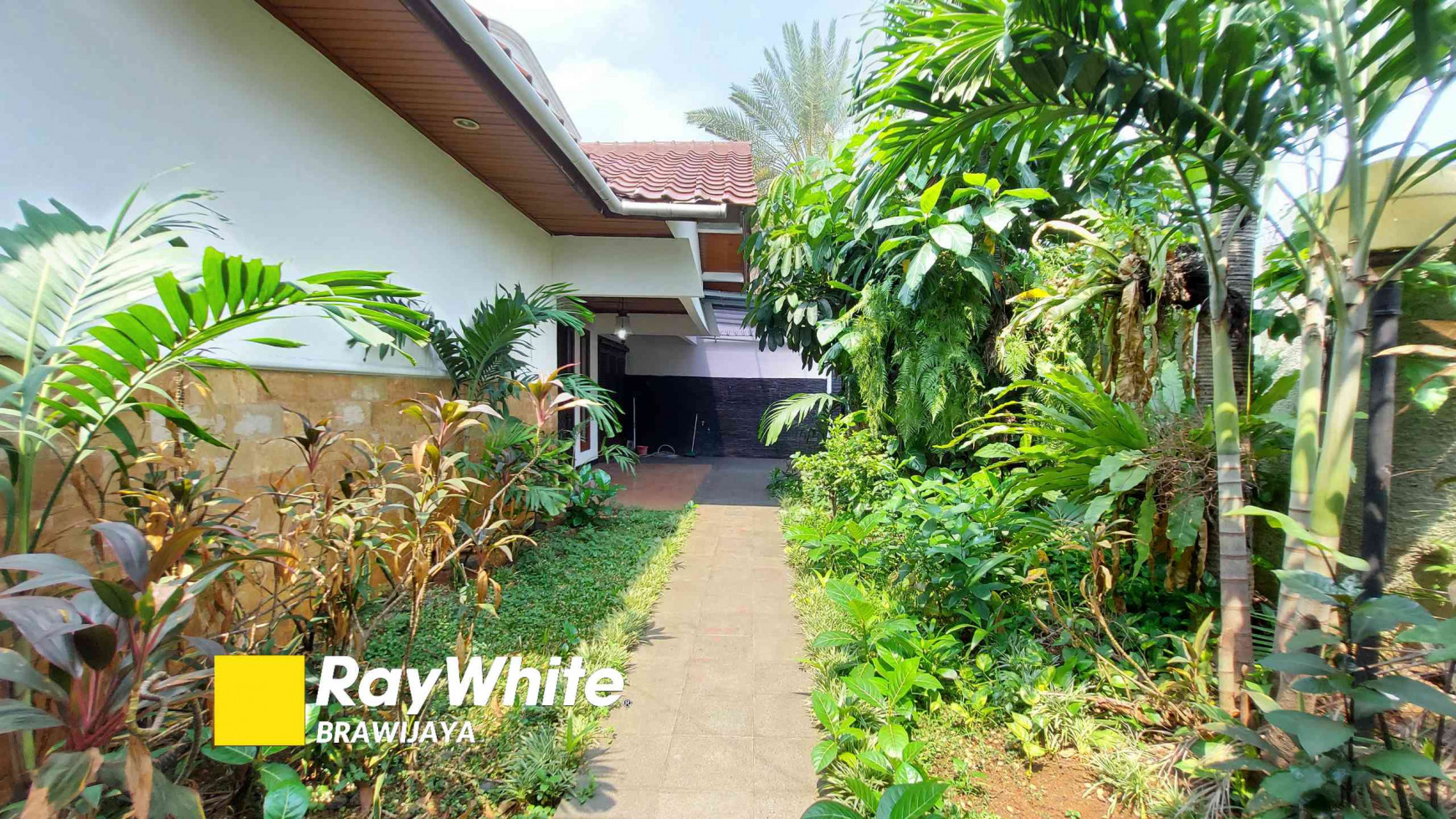 RUMAH DI JALAN BANGKA VIII, SEMI FURNISHED, PRIVATE POOL, 3 BEDROOMS