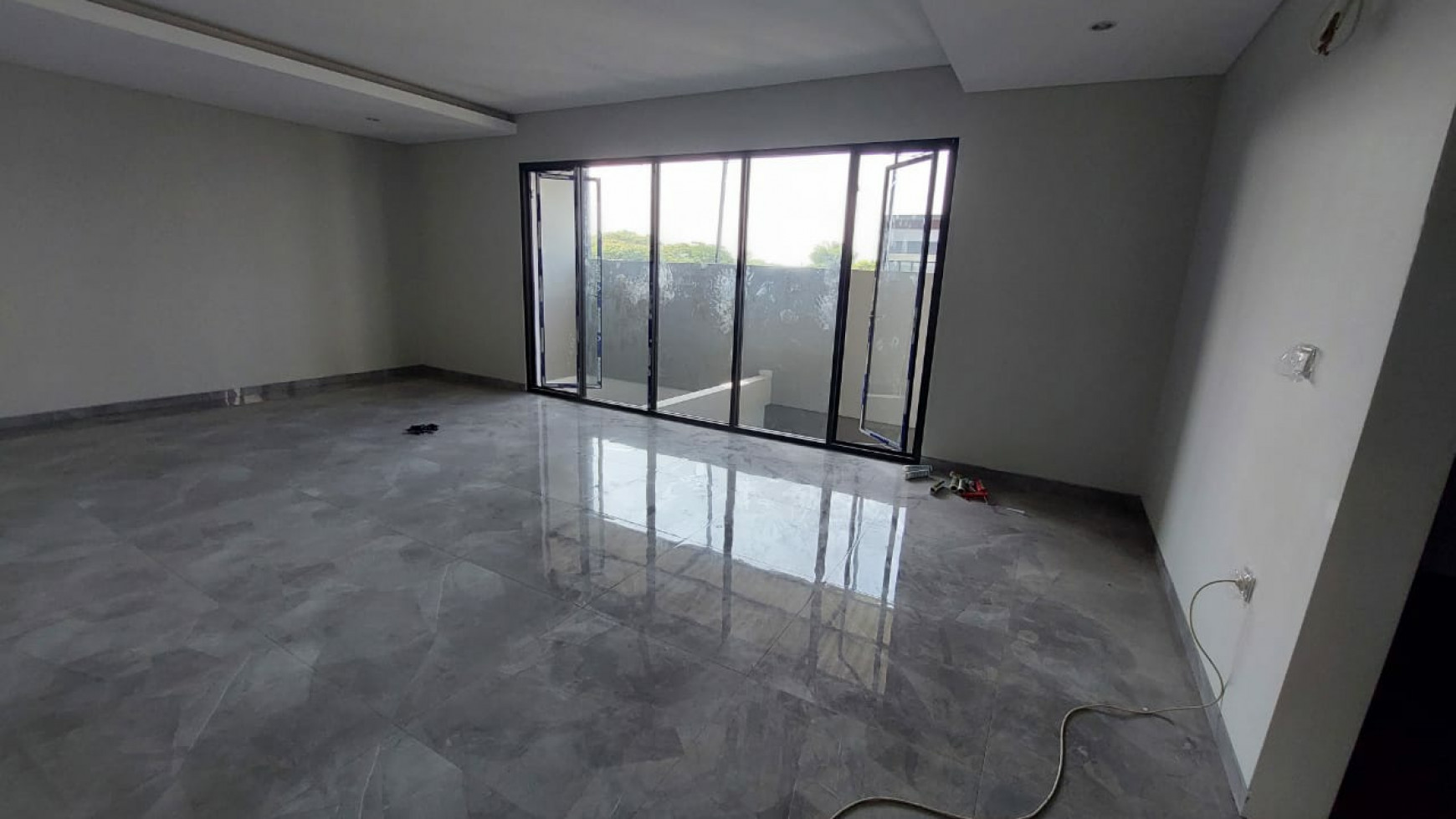 Dijual Rumah Waterfront Citraland Surabaya- New Premium 3 Lantai - TEMPERED Glass - Stainles Steel - Garasi Carport 4 - Siap Huni