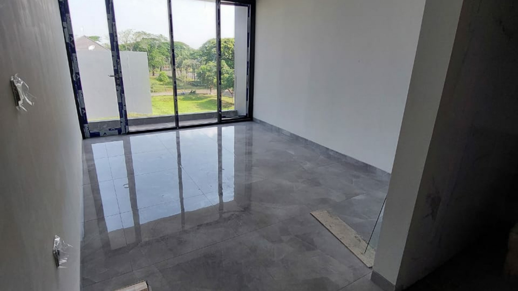 Dijual Rumah Waterfront Citraland Surabaya- New Premium 3 Lantai - TEMPERED Glass - Stainles Steel - Garasi Carport 4 - Siap Huni