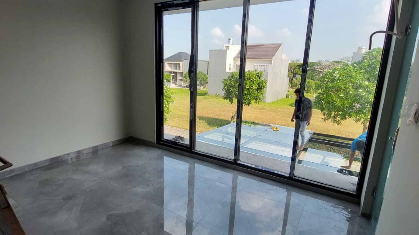 Dijual Rumah Waterfront Citraland Surabaya- New Premium 3 Lantai - TEMPERED Glass - Stainles Steel - Garasi Carport 4 - Siap Huni