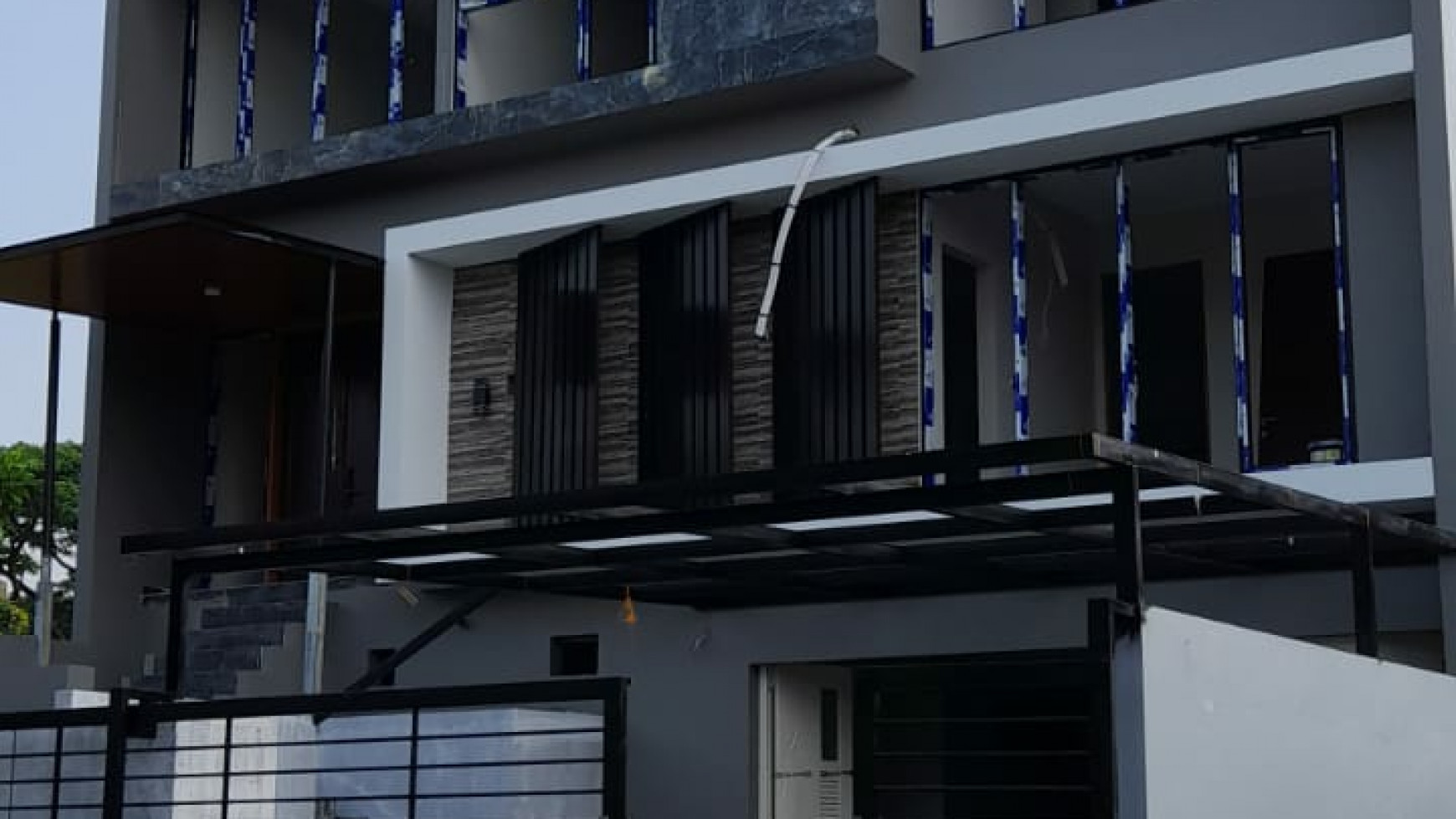 Dijual Rumah Waterfront Citraland Surabaya- New Premium 3 Lantai - TEMPERED Glass - Stainles Steel - Garasi Carport 4 - Siap Huni