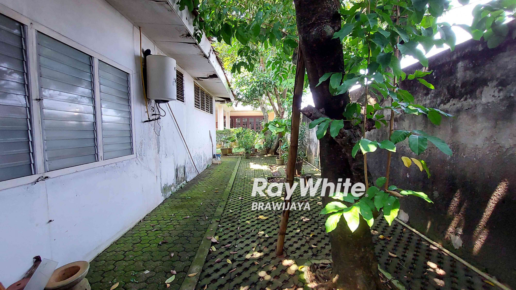 DIJUAL RUMAH TUA DI GAHARU, CILANDAK, BELAKANG CITOS, HITUNG TANAH SAJA, LT 636 m2