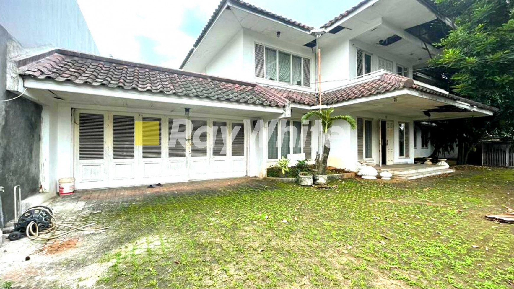 Rumah Besar 2 Lantai Halaman Luas Area Kemang Selatan