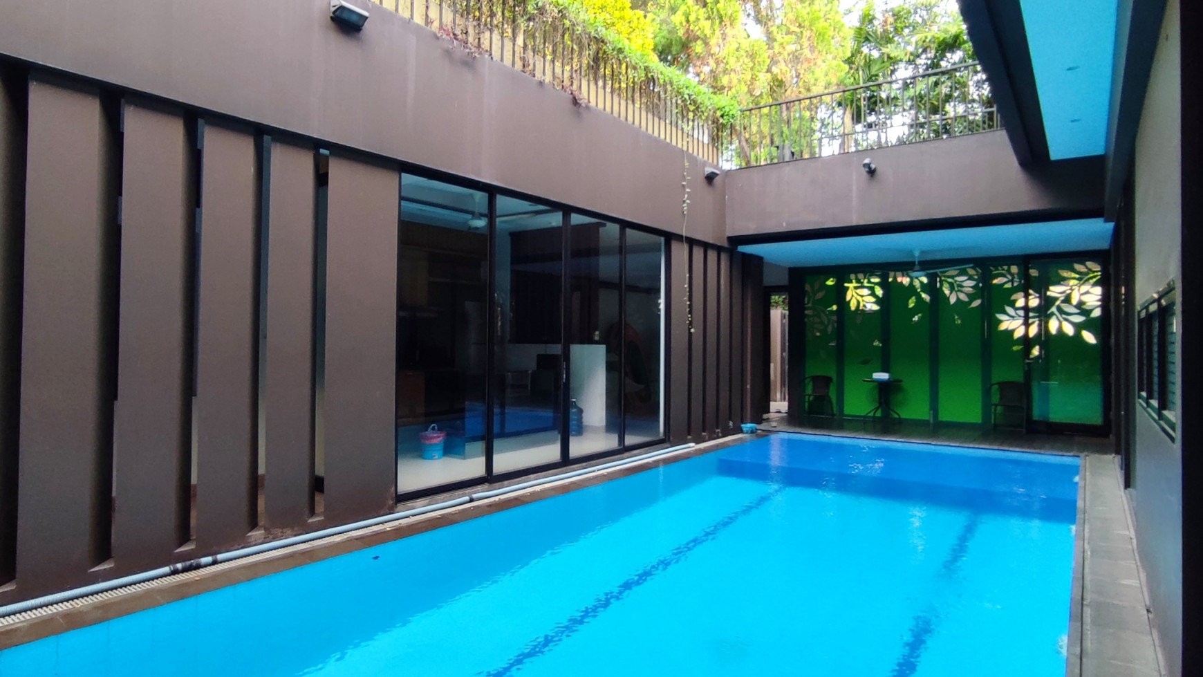 Rumah Mewah dengan Swimming Pool di Kebayoran Baru Luas 300m2 Harga 48.000 USD Negotiable