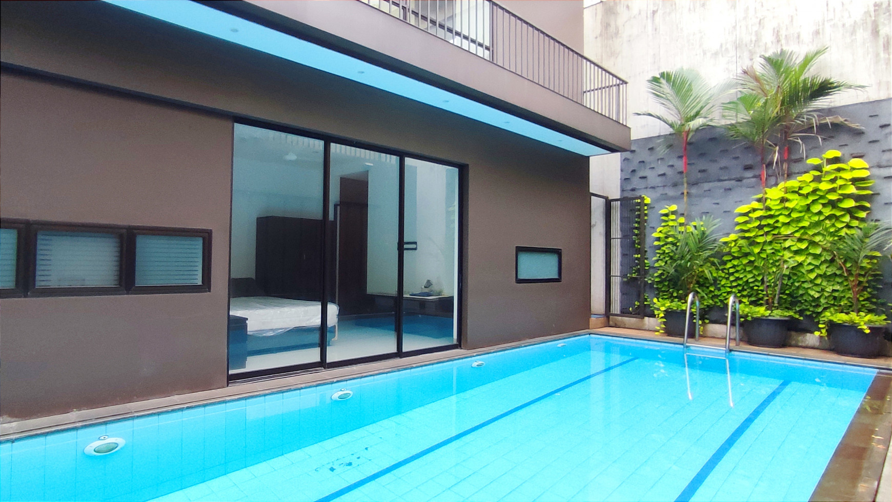 Rumah Mewah dengan Swimming Pool di Kebayoran Baru Luas 300m2 Harga 48.000 USD Negotiable