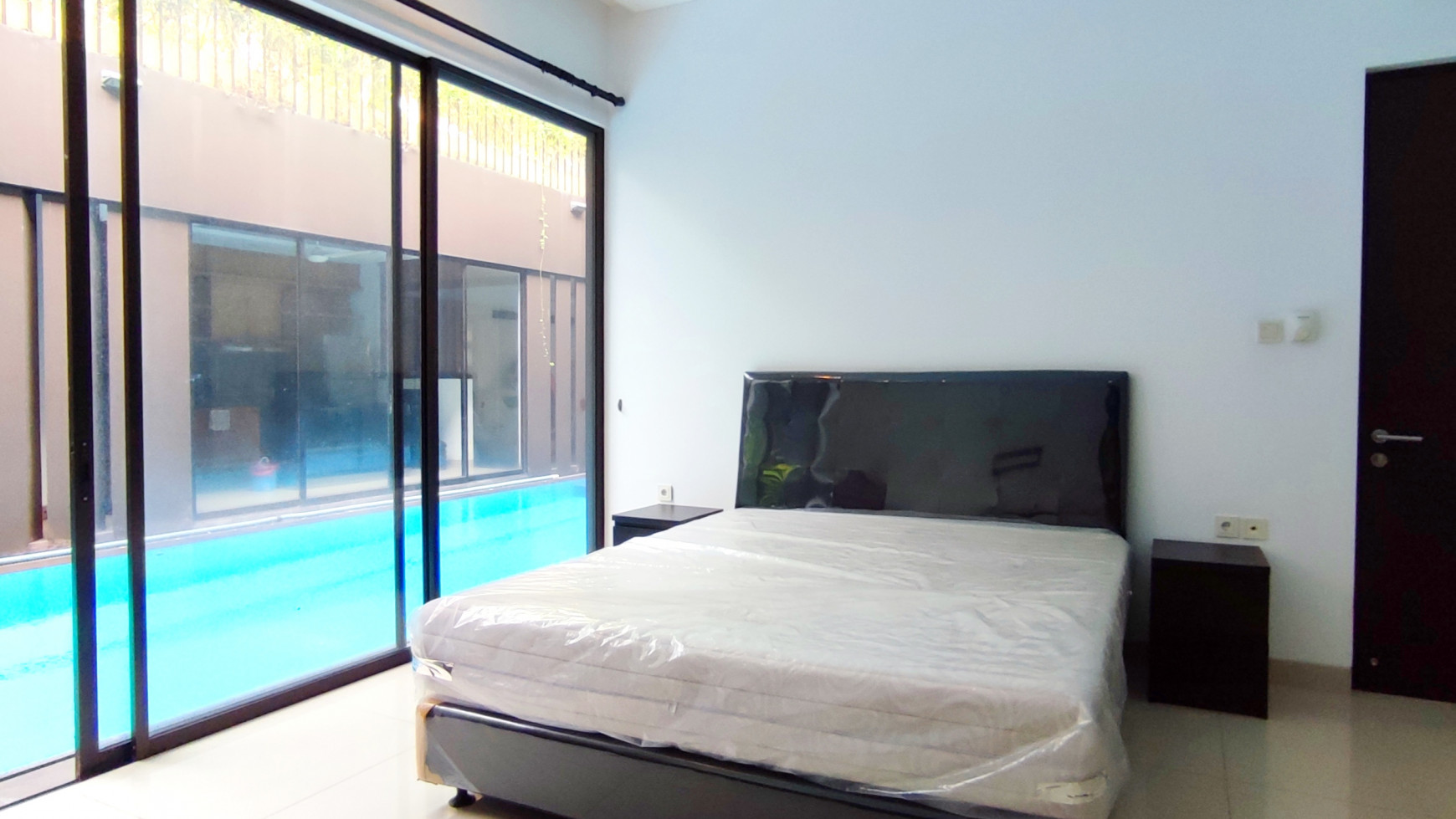 Rumah Mewah dengan Swimming Pool di Kebayoran Baru Luas 300m2 Harga 48.000 USD Negotiable