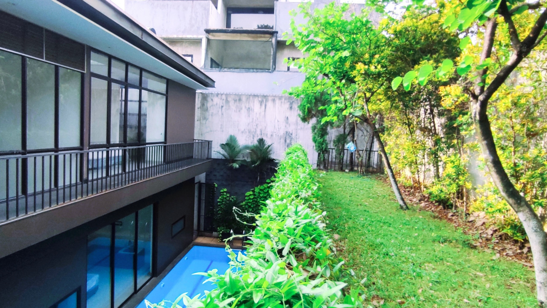 Rumah Mewah dengan Swimming Pool di Kebayoran Baru Luas 300m2 Harga 48.000 USD Negotiable