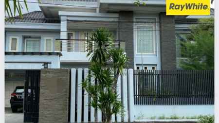 Dijual Rumah Raya Klampis Anom - Surabaya Timur - Modern Mewah - Garasi Carport LUAS masuk 9 mobil